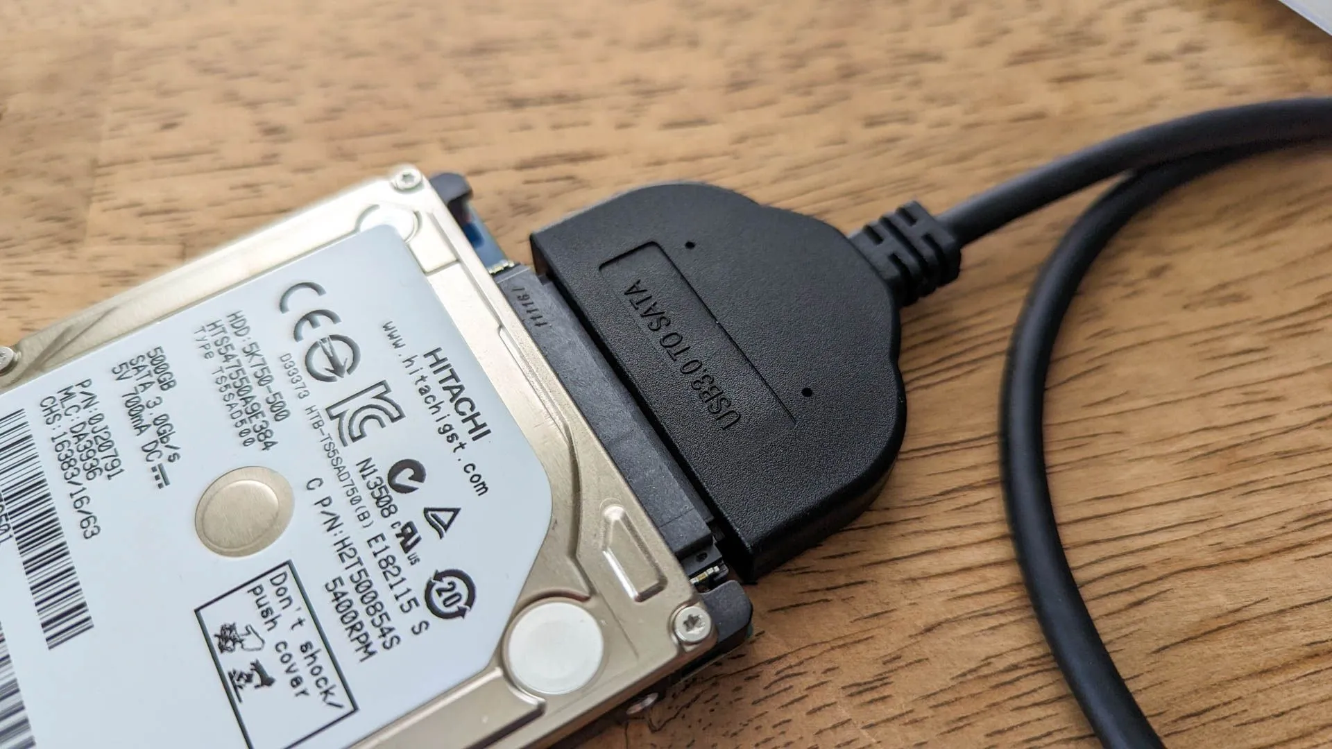 Ổ cứng kết nối với bộ chuyển đổi USB, minh họa dịch vụ khôi phục dữ liệu chuyên nghiệp.