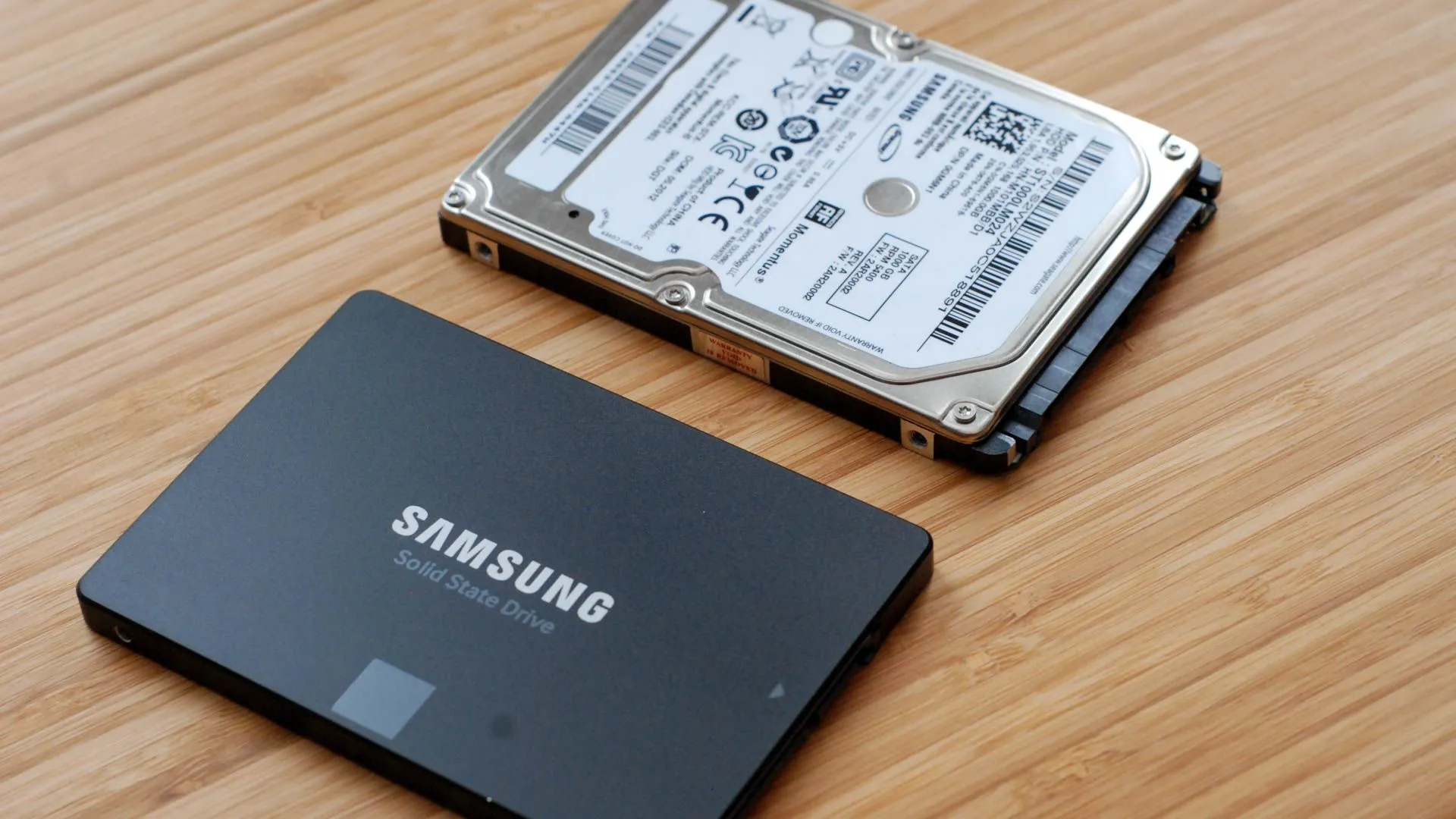 Ổ cứng SSD và ổ cứng HDD truyền thống, minh họa cho việc ứng dụng web giúp tiết kiệm dung lượng lưu trữ trên thiết bị của bạn