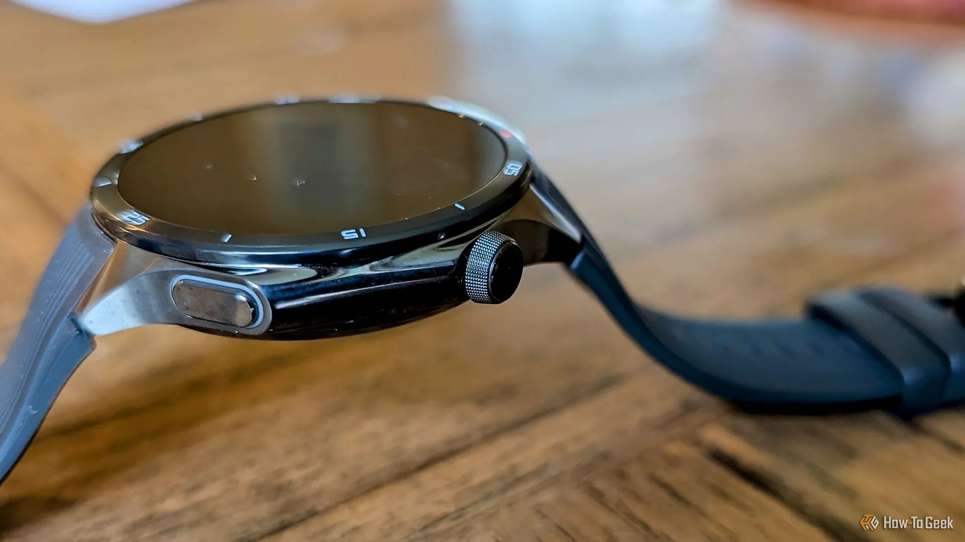 OnePlus Watch 3 đặt trên bàn, cận cảnh thiết kế.