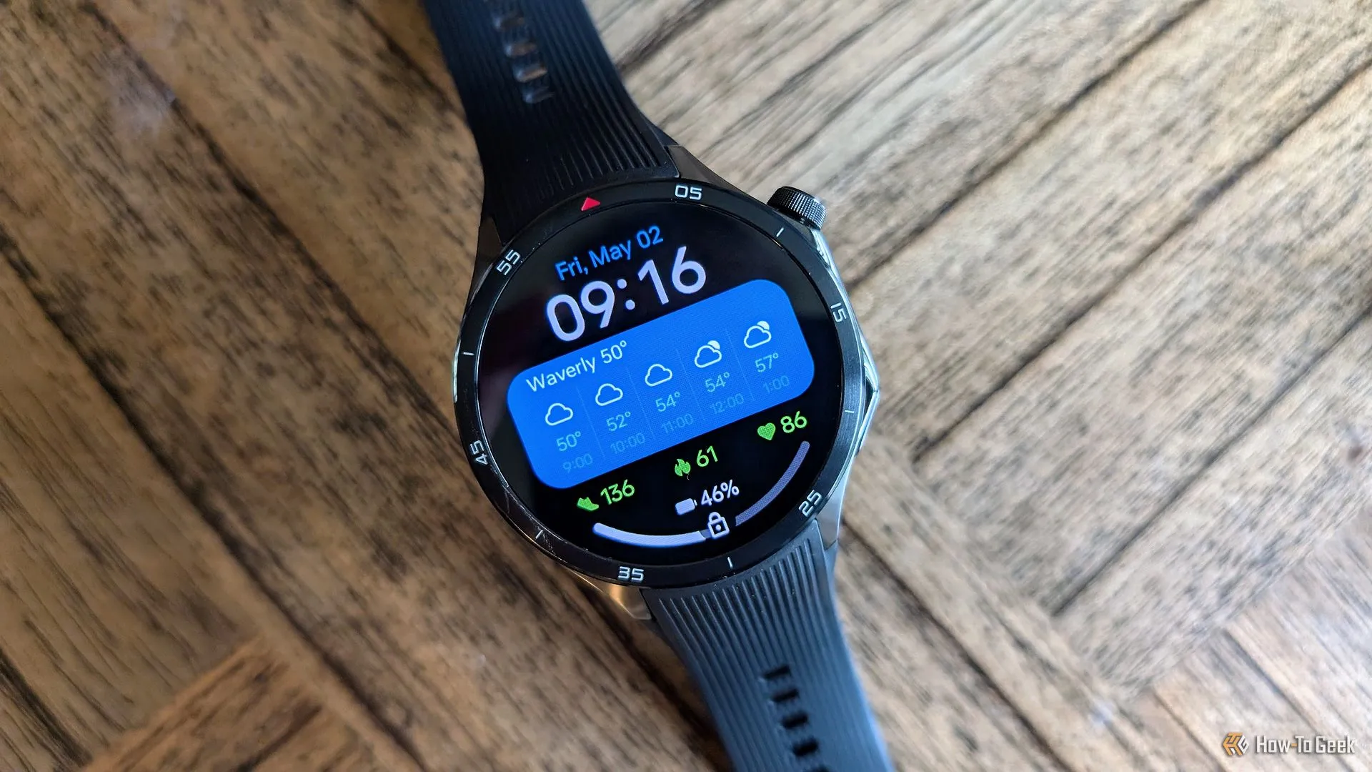 OnePlus Watch 3 đặt trên bàn, góc nhìn từ trên xuống, hiển thị tổng thể.