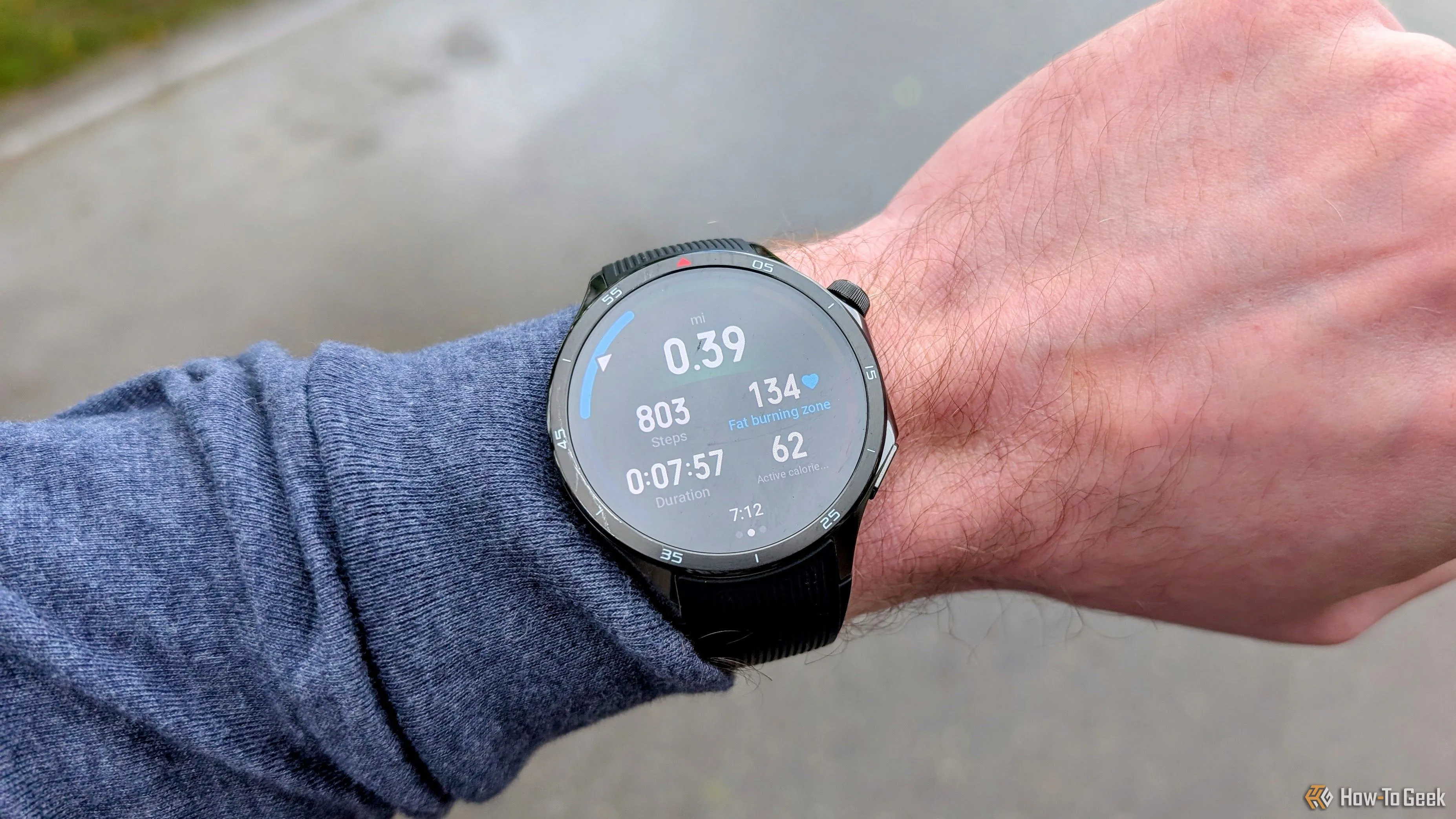 OnePlus Watch 3 đeo trên cổ tay khi tập luyện ngoài trời.
