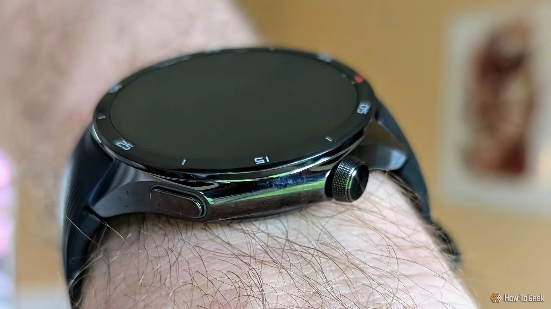 OnePlus Watch 3 trên cổ tay, góc chụp tổng thể.