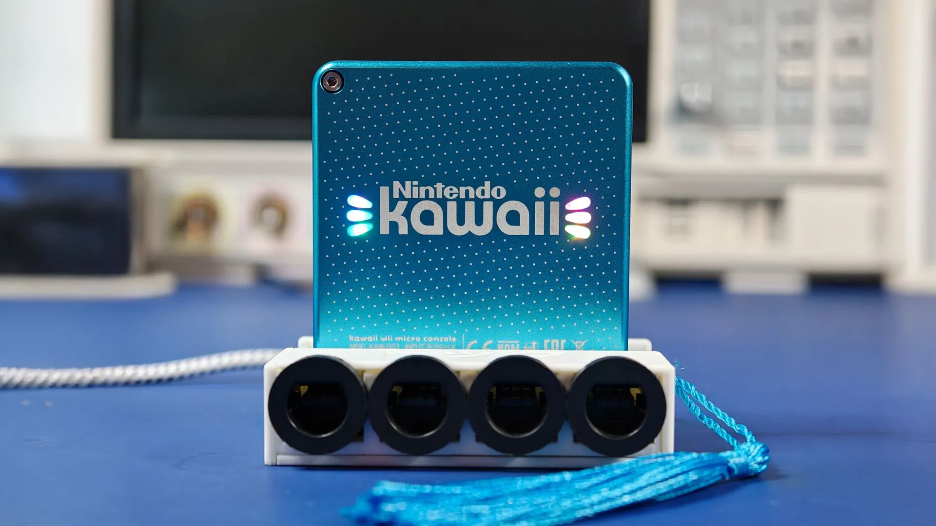 Phiên bản Nintendo Wii siêu nhỏ &quot;Kawaii&quot; được đặt trên bàn