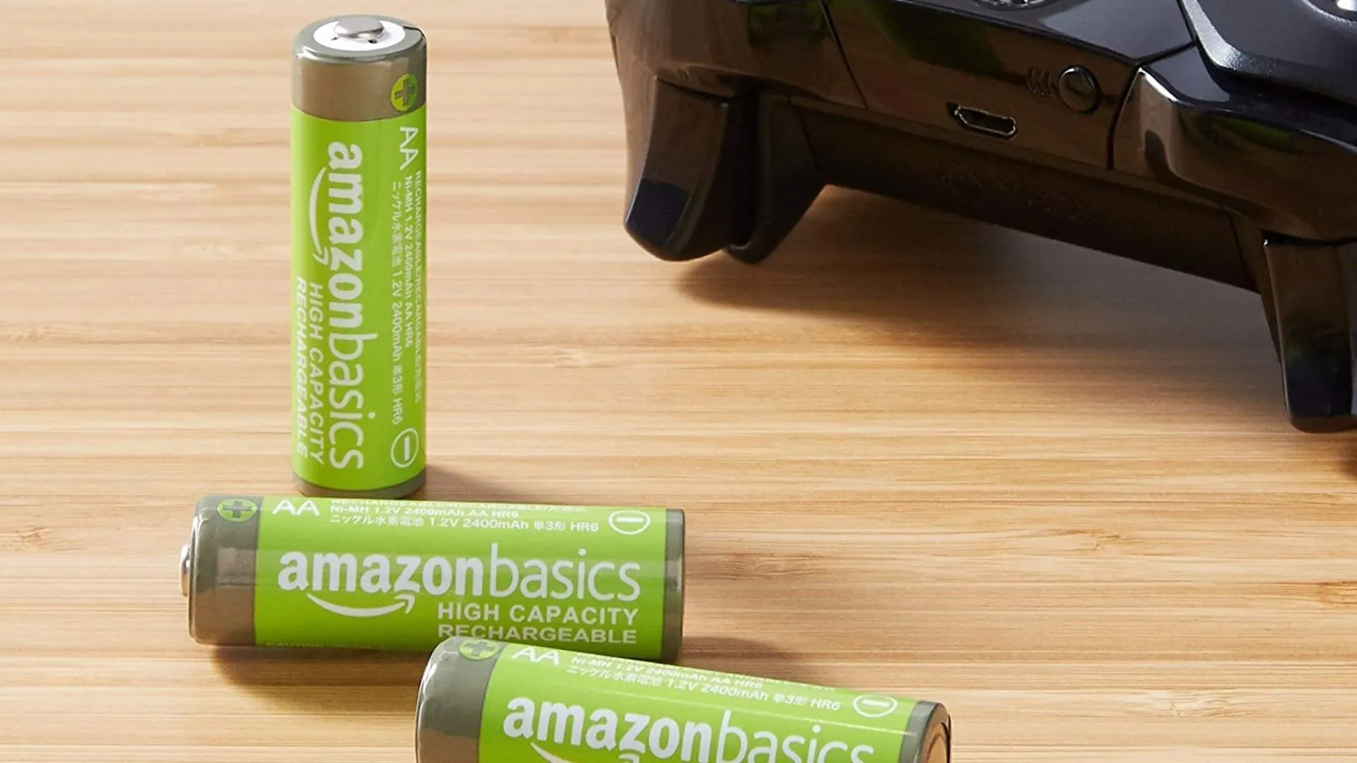 Pin AA sạc lại AmazonBasics cho bộ điều khiển Meta Quest 3 Touch Plus trên bàn gỗ cùng tay cầm Xbox