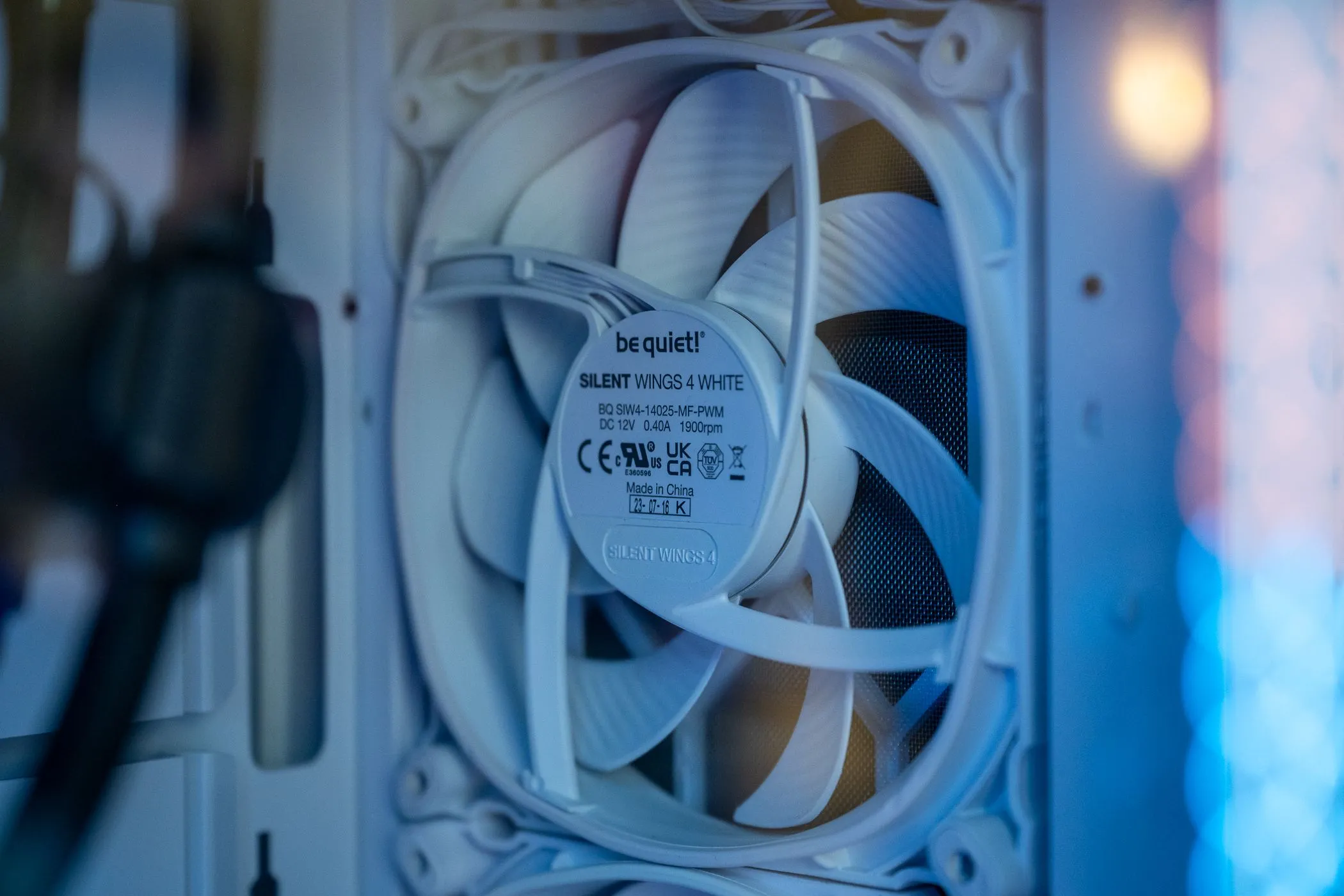 Quạt Be Quiet Silent Wings 4 màu trắng bên trong một PC chơi game, minh họa quạt lưu lượng khí hoặc áp suất tĩnh hiệu suất cao.