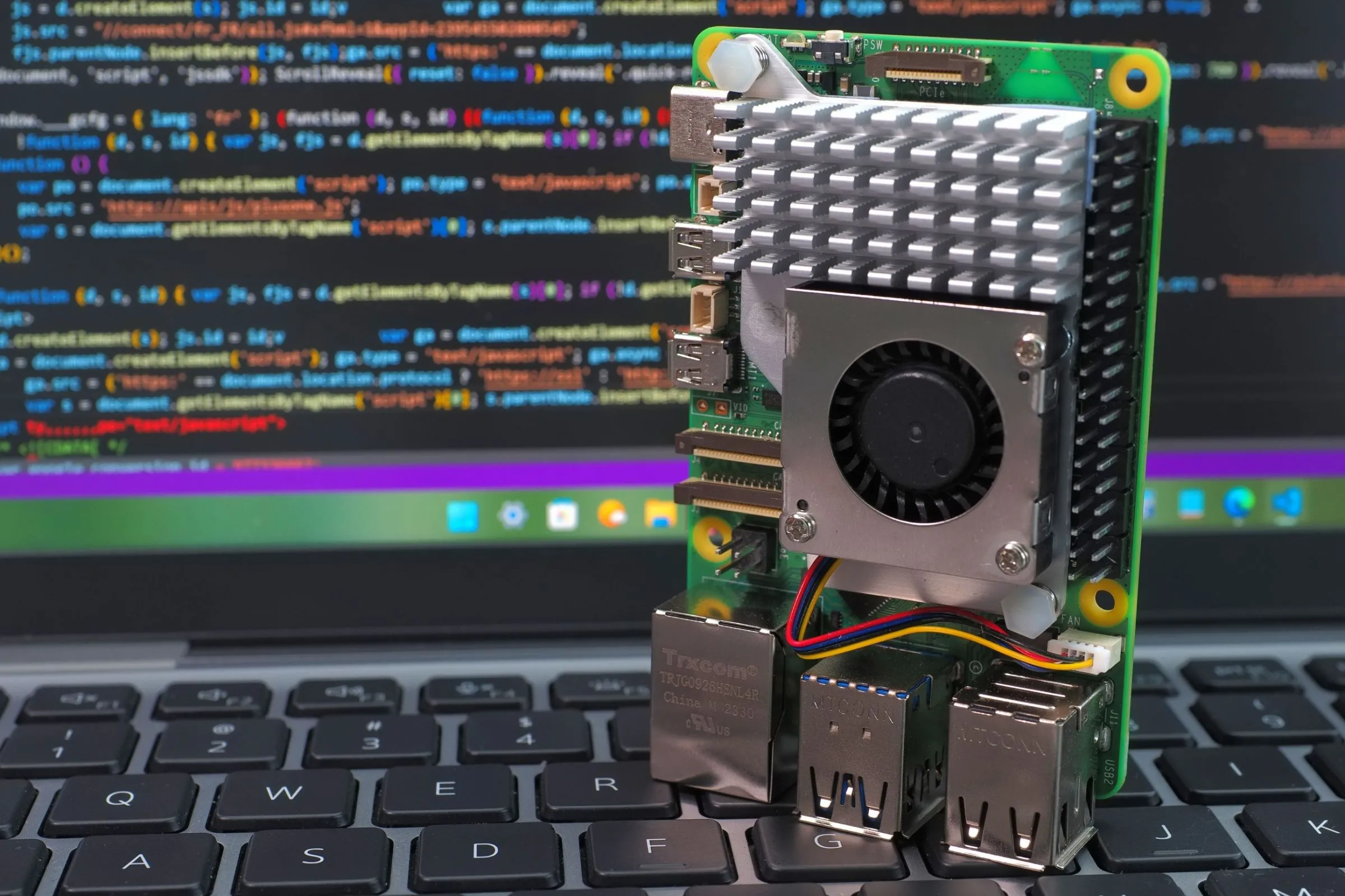 Raspberry Pi 5 mạnh mẽ trên bàn phím laptop, thể hiện khả năng xử lý của máy tính bo mạch đơn