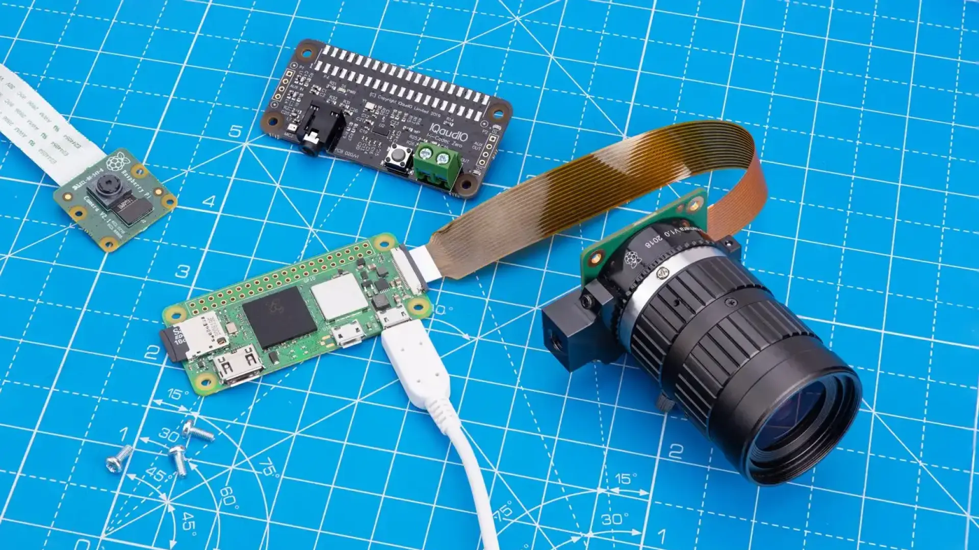 Raspberry Pi Zero 2 W đang cấp nguồn cho một máy ảnh tự chế, minh họa sự nhỏ gọn và tính ứng dụng của nó