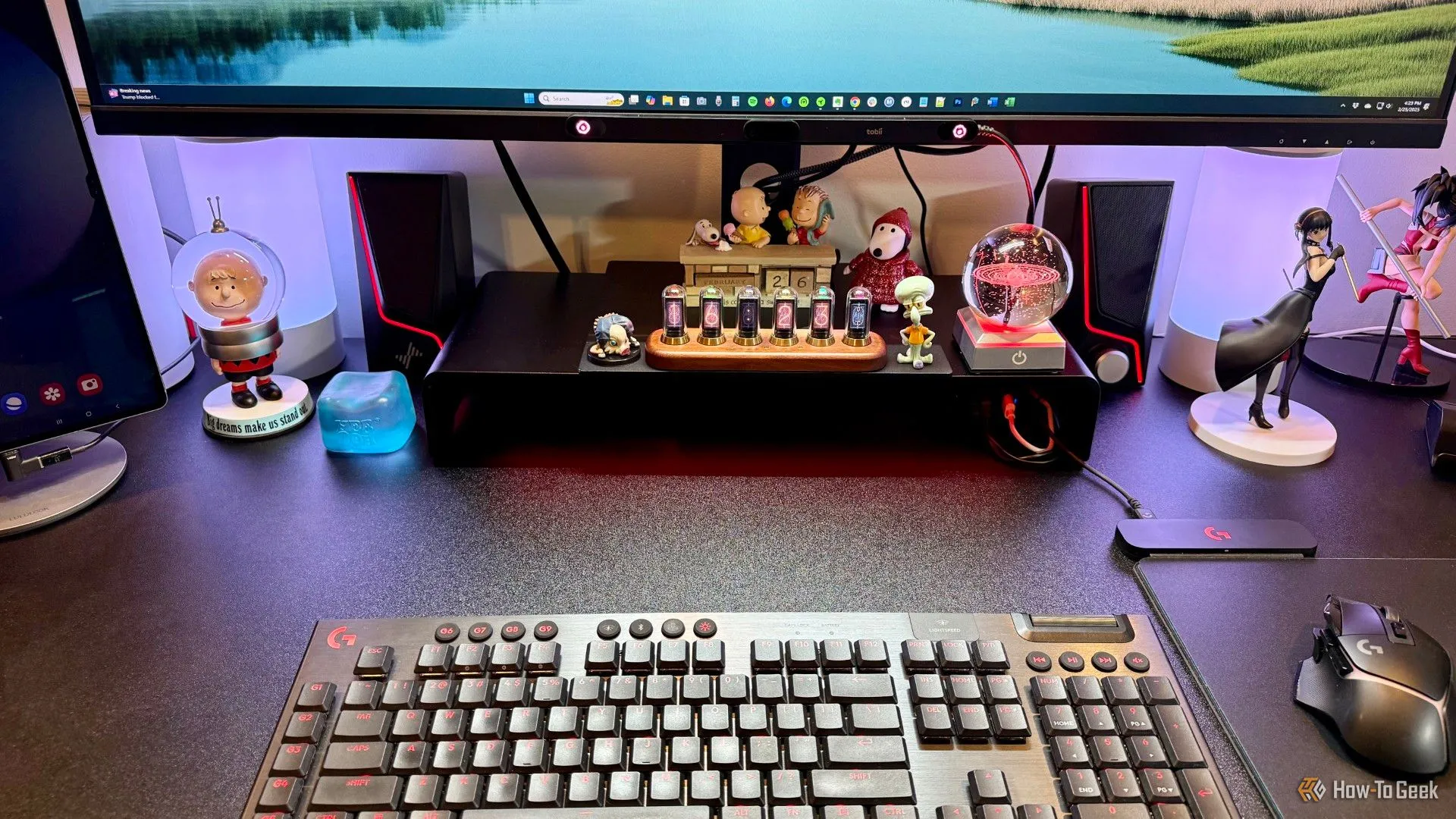 Razer Monitor Stand Chroma và các phụ kiện trên bàn làm việc