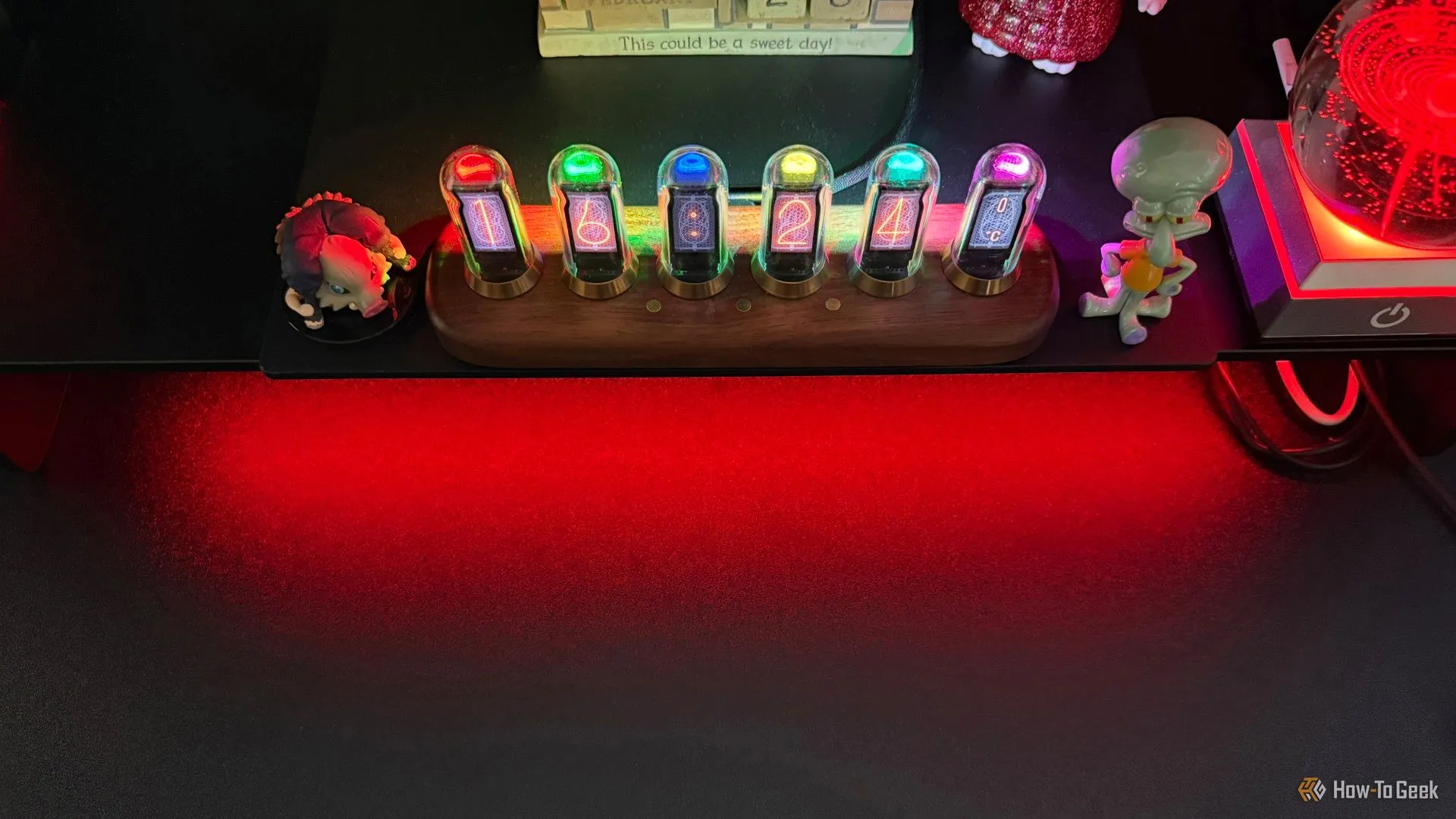 Razer Monitor Stand Chroma với đèn đỏ dưới gầm, kết nối nhiều phụ kiện
