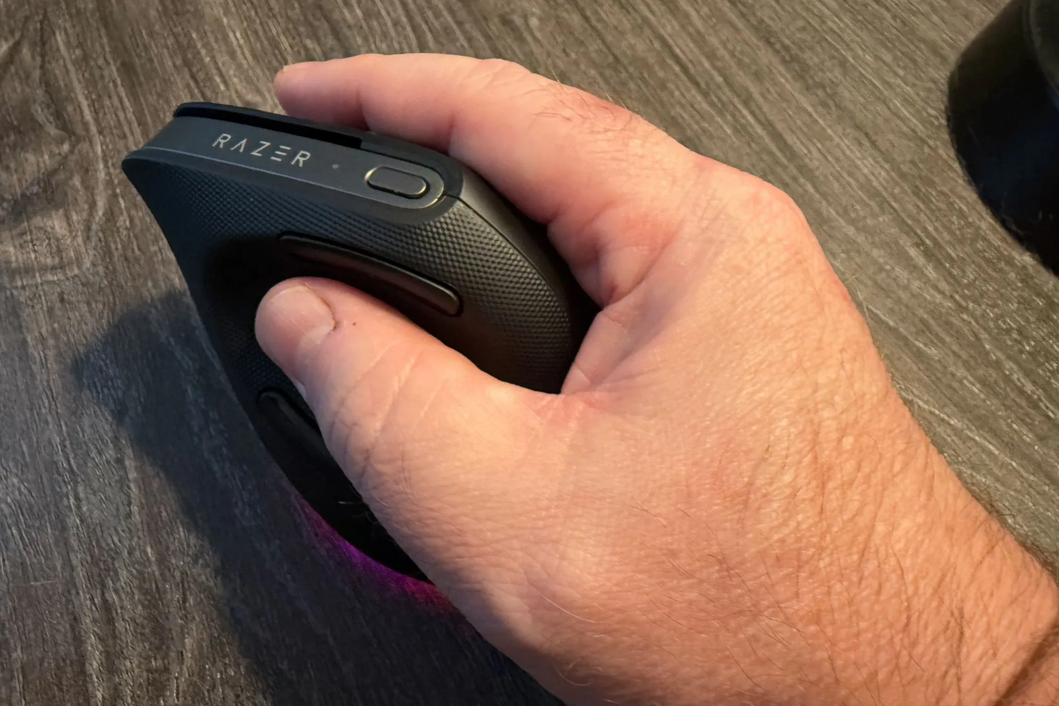 Razer Pro Click V2 Vertical Edition trong lòng bàn tay người dùng