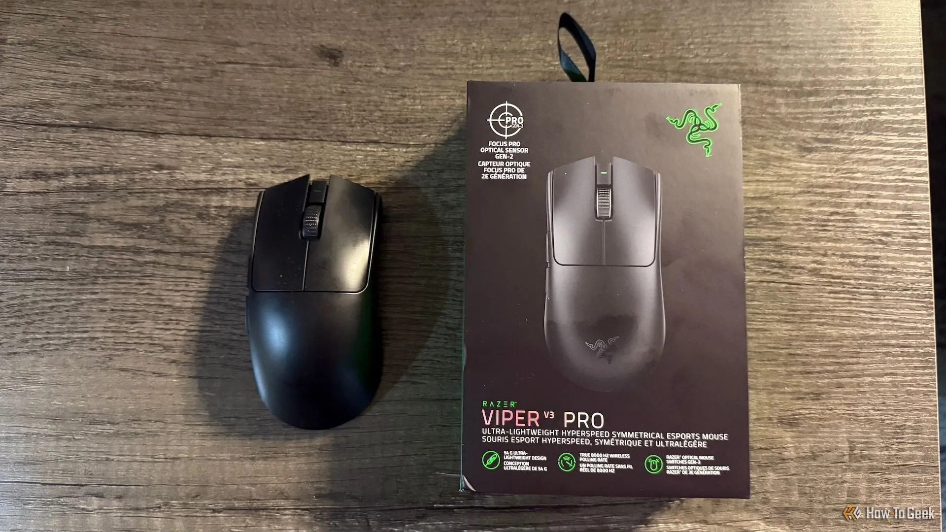 Razer Viper V3 Pro cùng hộp sản phẩm, nhấn mạnh thiết bị chơi game chuyên nghiệp