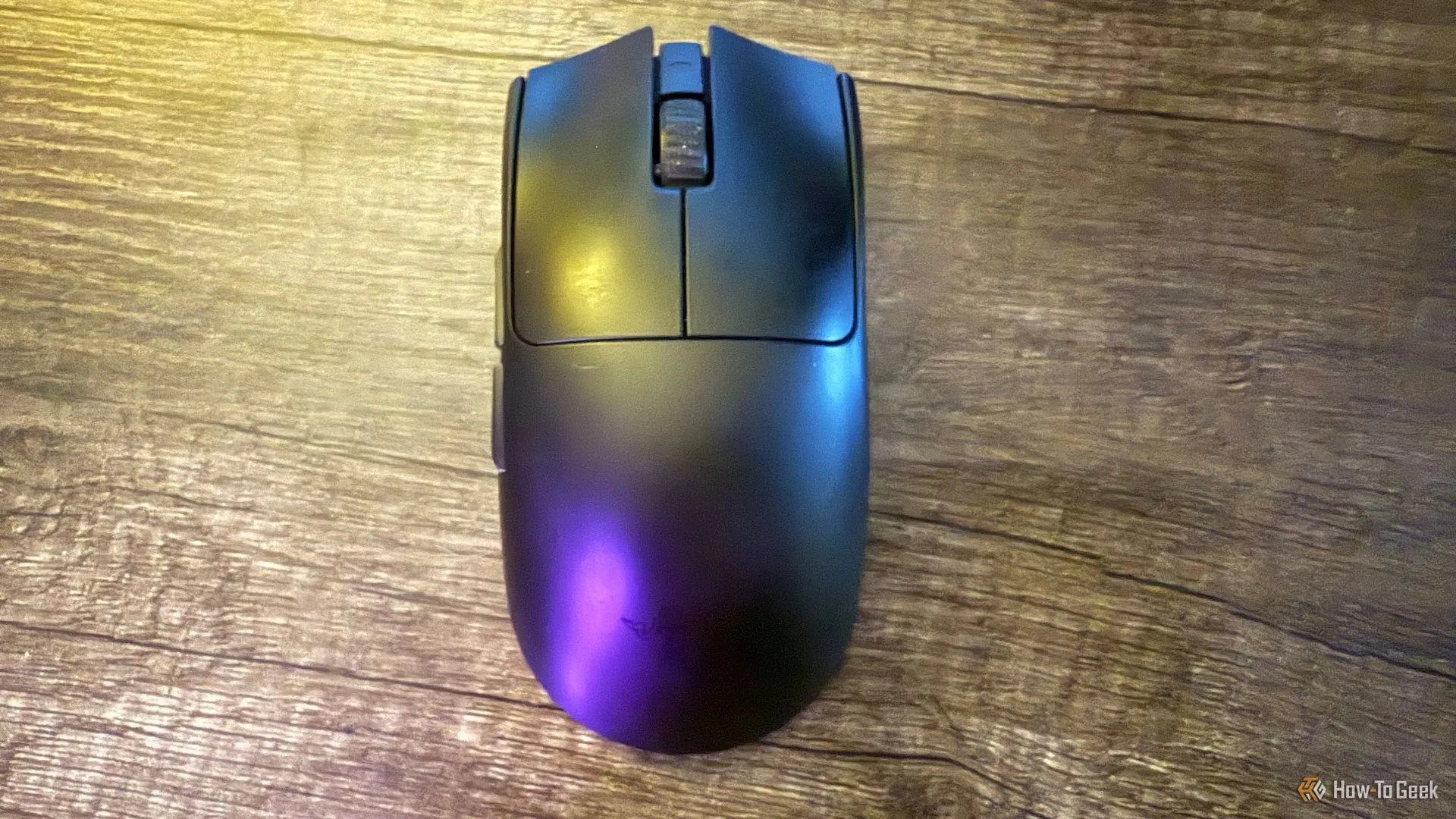 Razer Viper V3 Pro nhìn từ trên xuống, nổi bật với trọng lượng siêu nhẹ