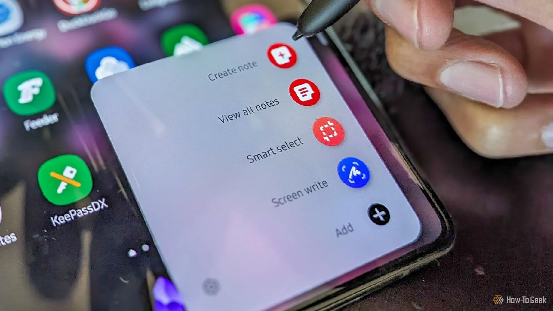 S Pen kích hoạt menu Air Command trên Samsung Galaxy Z Fold 5, minh họa các tính năng nâng cao.