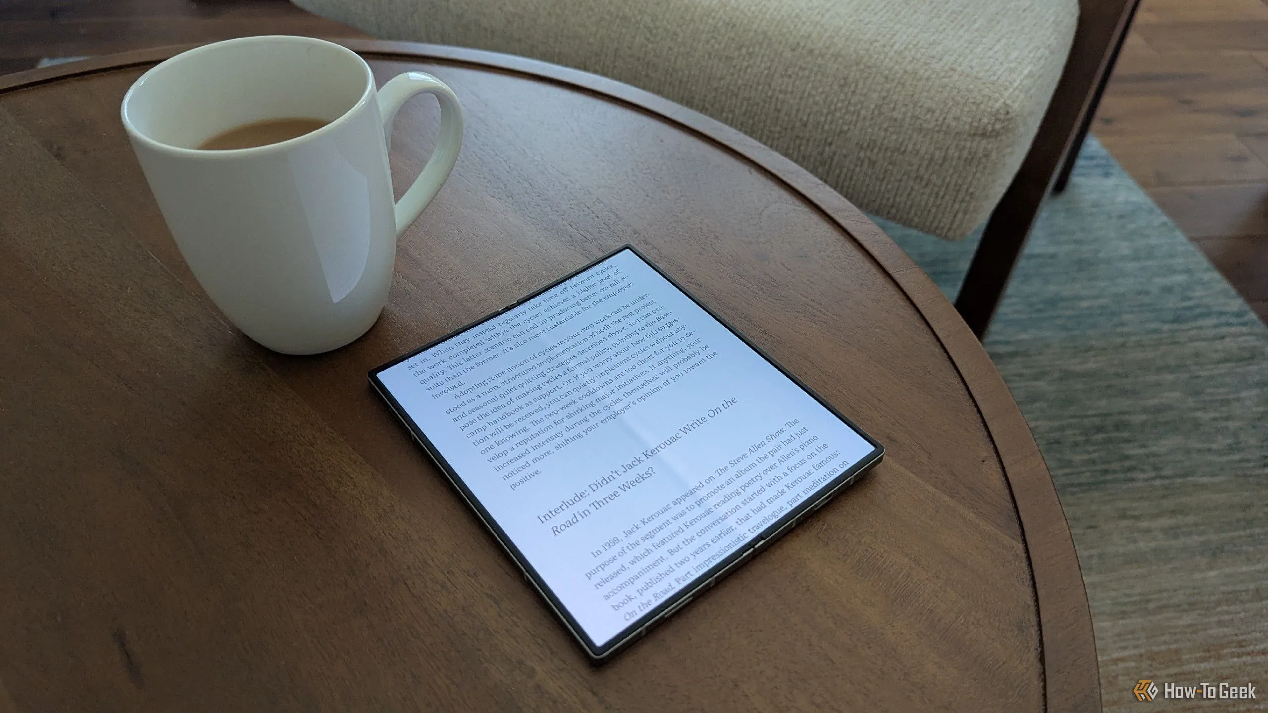 Sách điện tử trên Samsung Galaxy Z Fold 6 bên cạnh tách trà, minh họa độ tương phản OLED