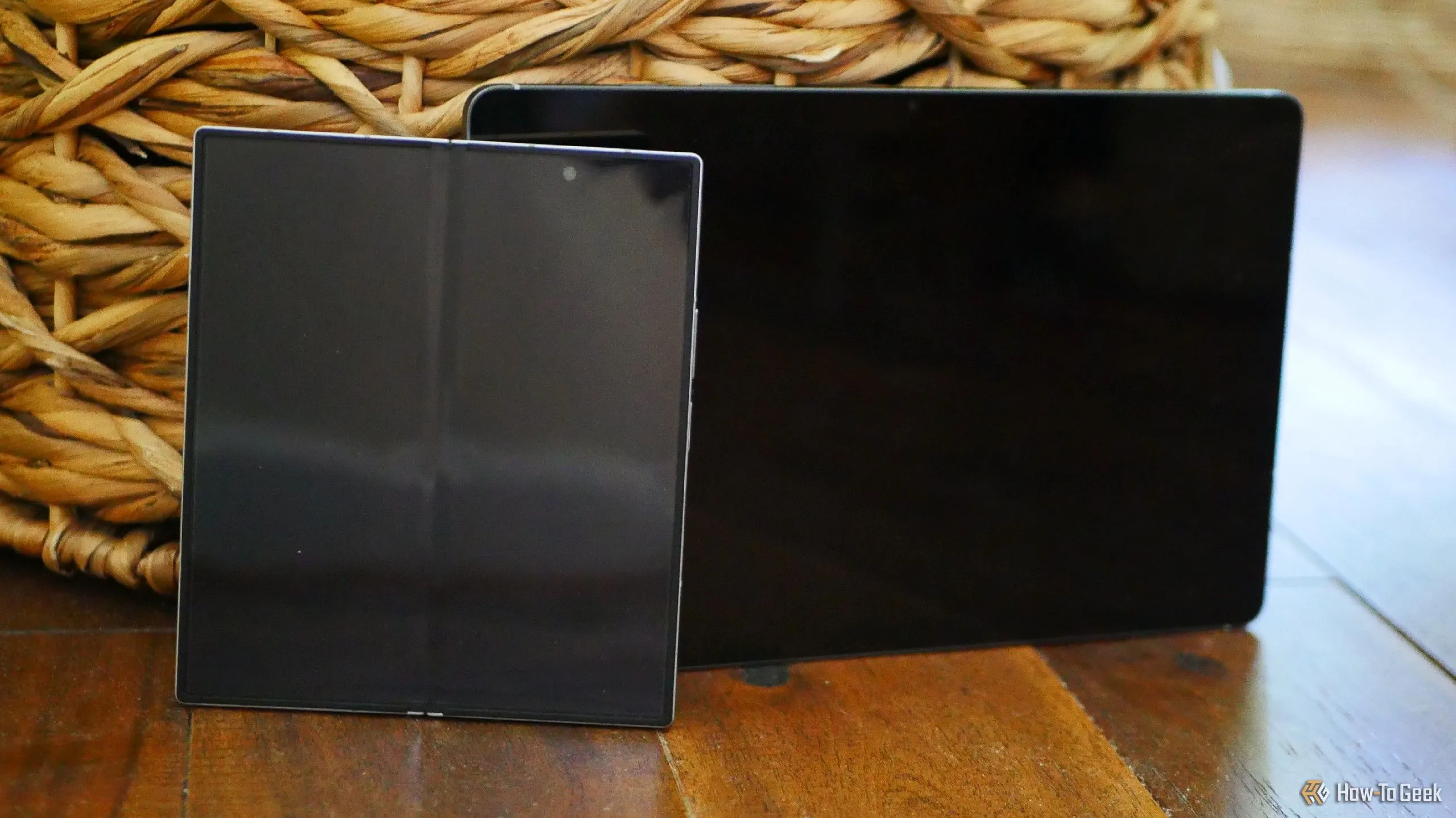 Samsung Galaxy Z Fold 6 phía trước Galaxy Tab S10 FE
