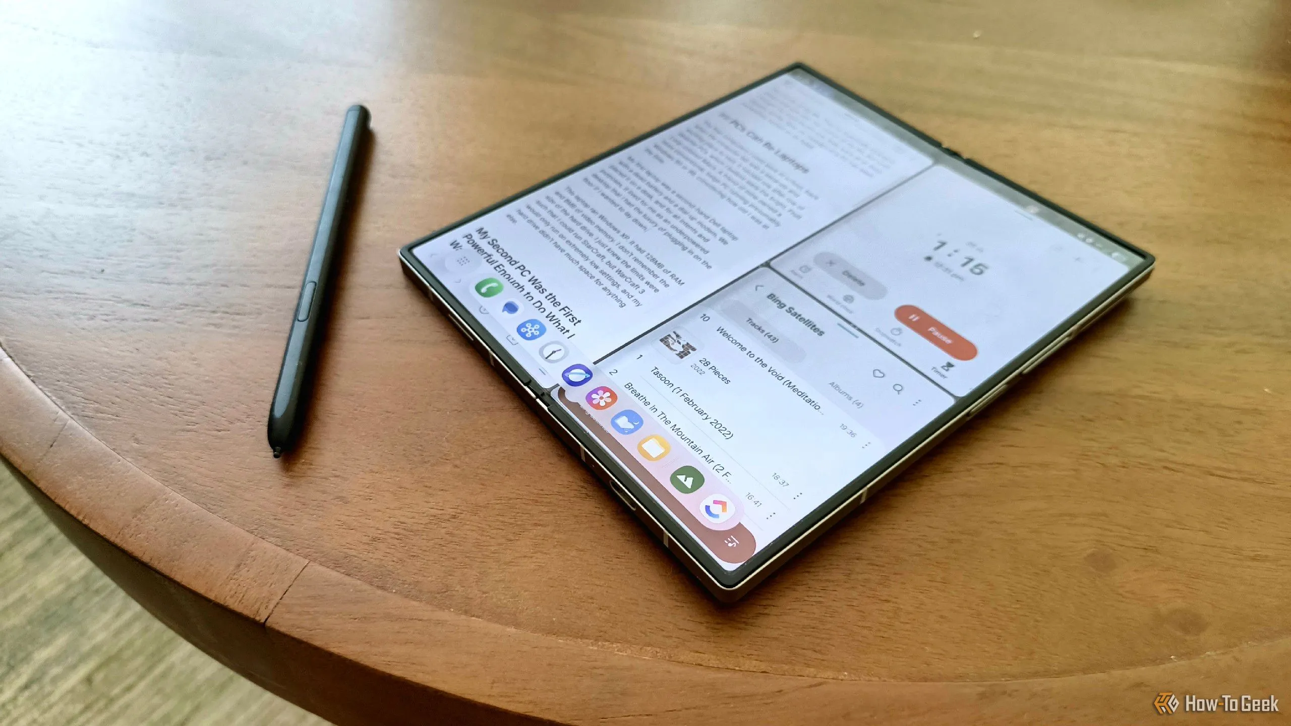 Samsung Galaxy Z Fold 6 với S Pen trên bàn, minh họa trải nghiệm DeX tiện lợi