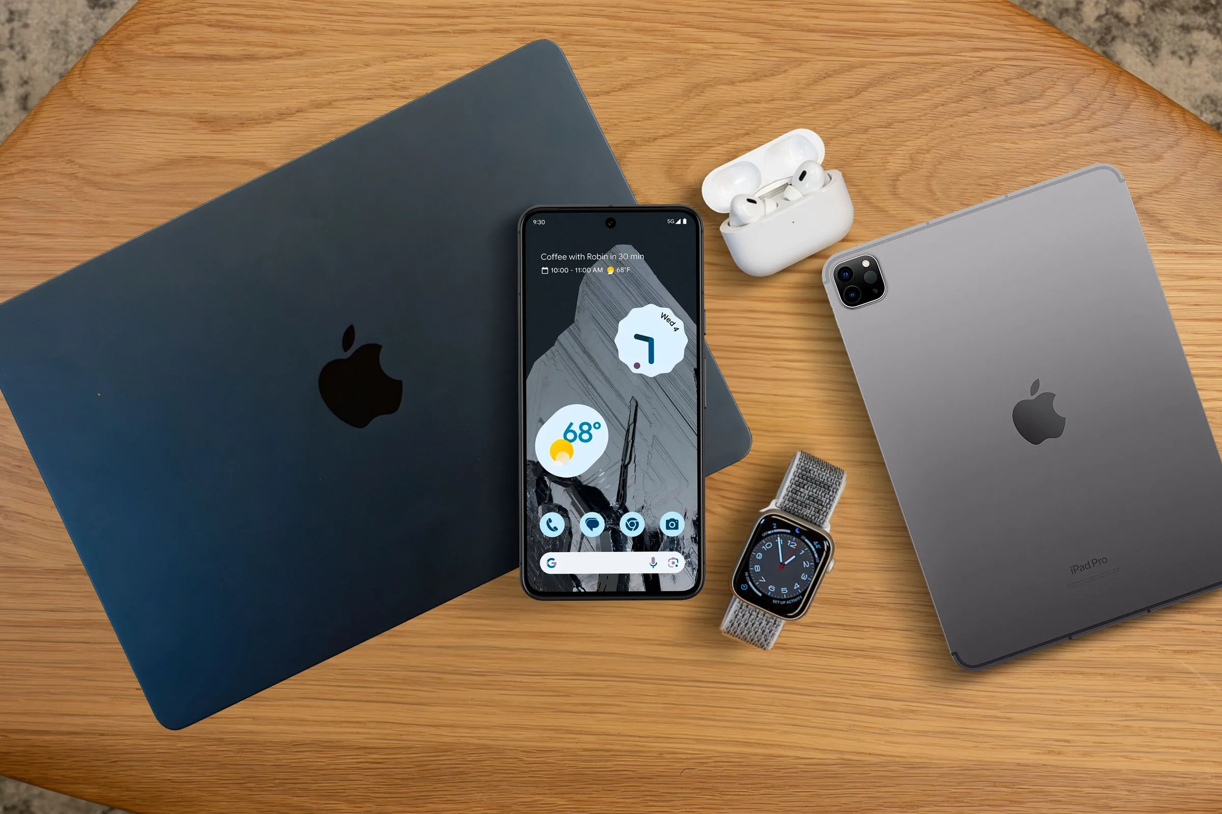 Sản phẩm Apple và điện thoại Android minh họa khả năng tương thích của Powerbeats Pro 2