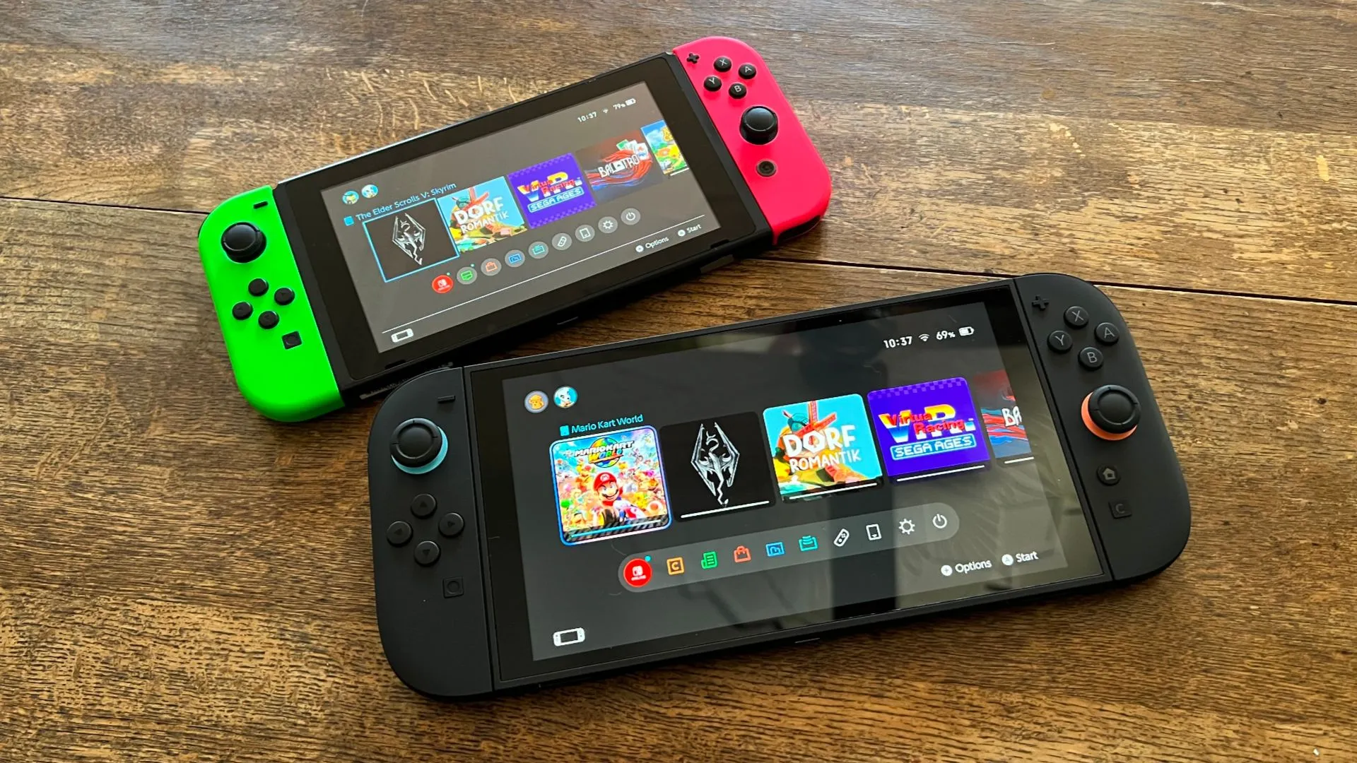 So sánh kích thước và thiết kế của hai phiên bản máy chơi game Nintendo Switch 2