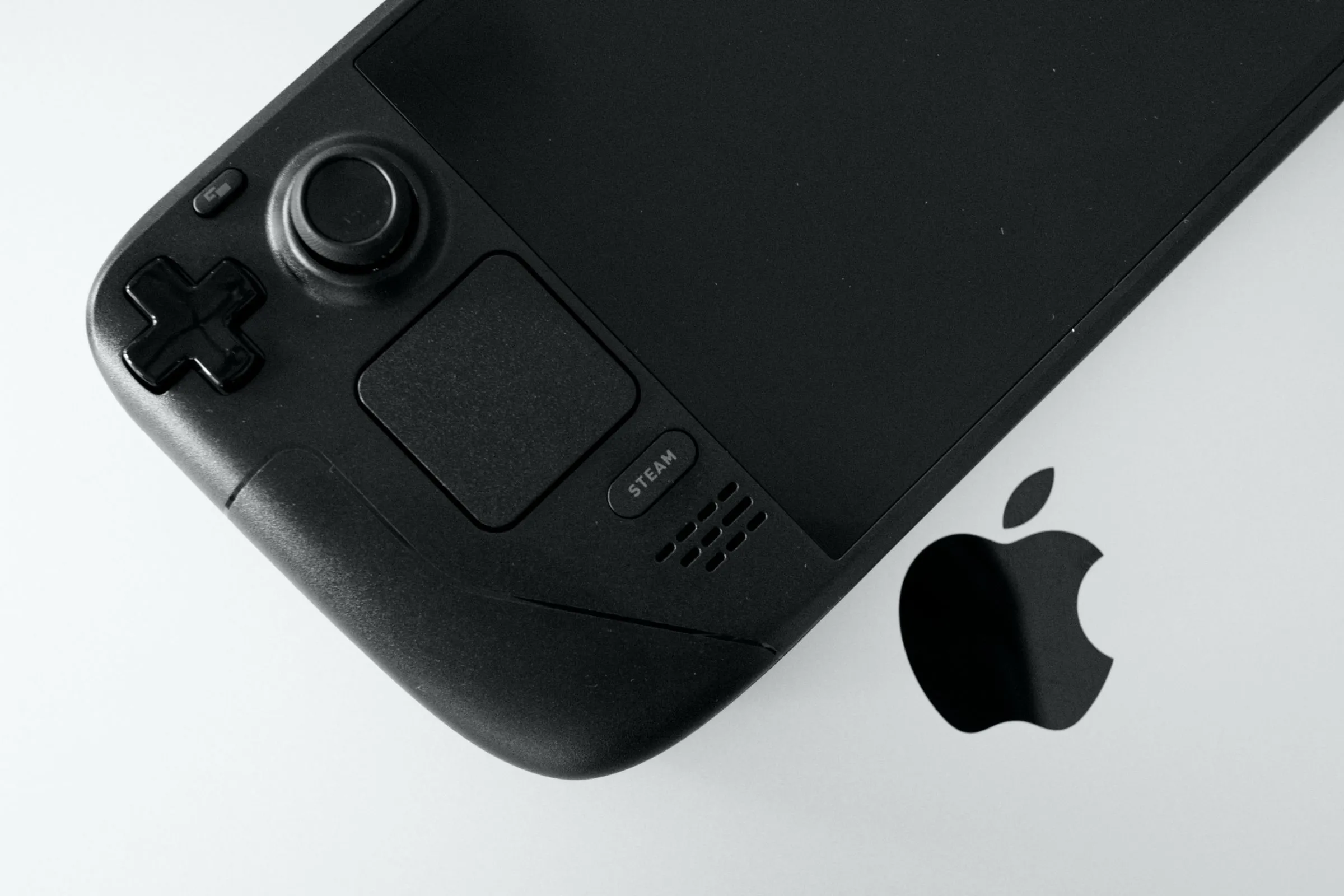 Steam Deck OLED kết nối với MacBook Pro để điều khiển dễ dàng