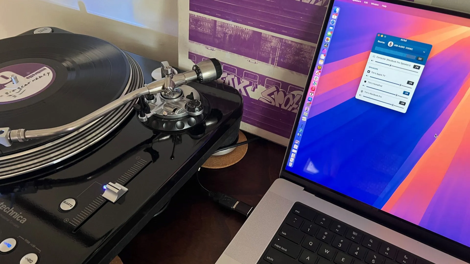 Sử dụng MacBook Pro để truyền tải âm thanh từ bàn xoay đĩa đến loa AirPlay, một giải pháp kết nối không dây.