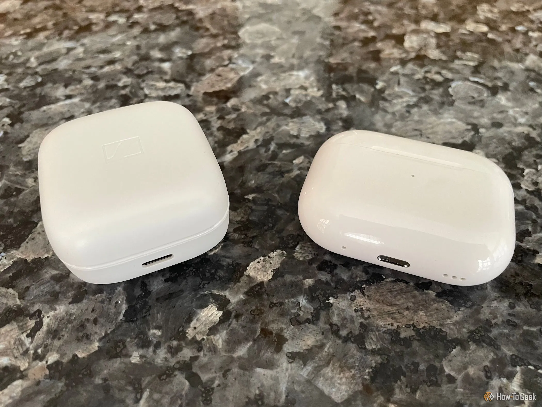 Tai nghe AirPods Pro và Sennheiser Accentum True Wireless cạnh hộp sạc AirPods Pro