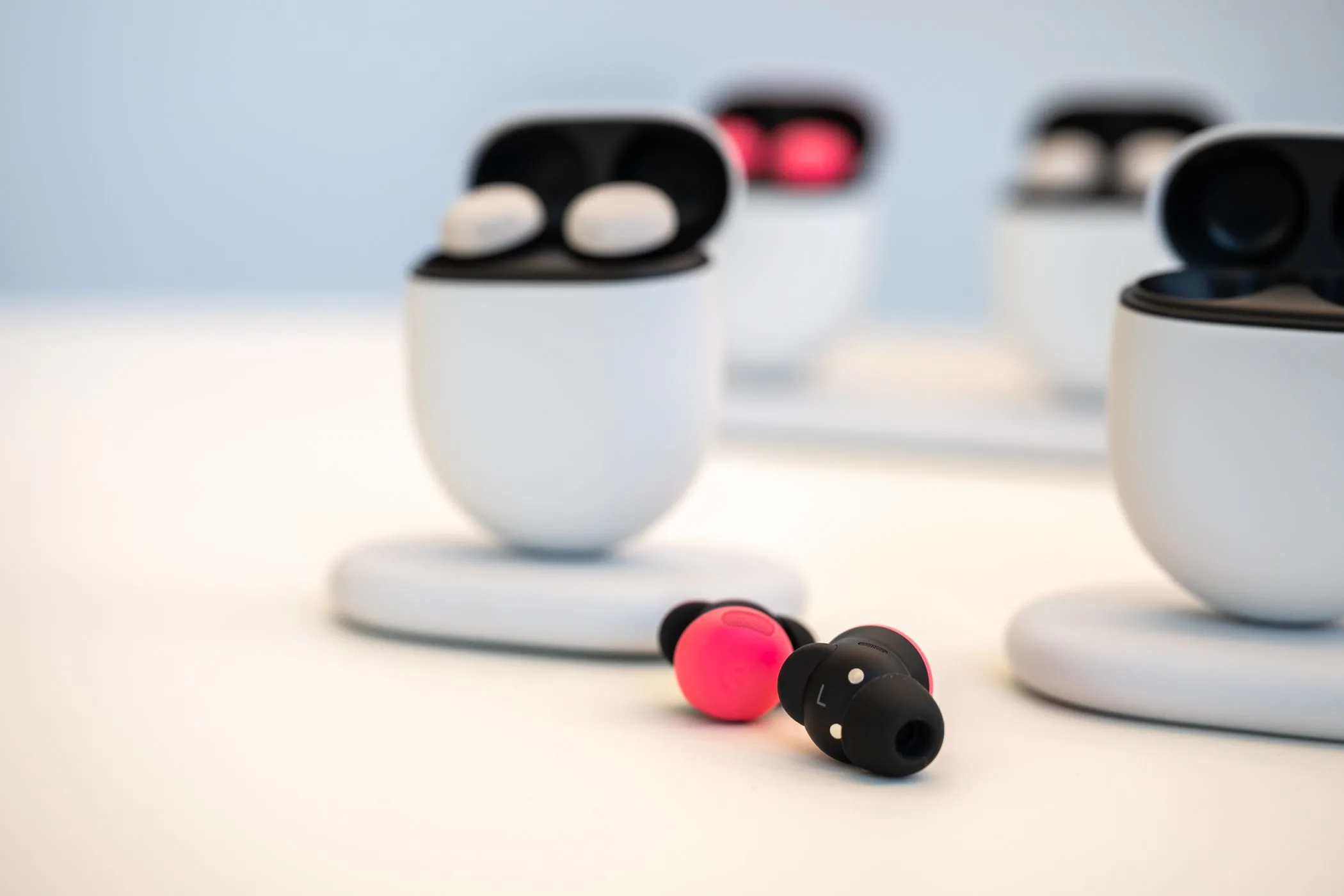 Tai nghe Google Pixel Buds Pro 2 màu hồng mẫu đơn nằm trên bàn.