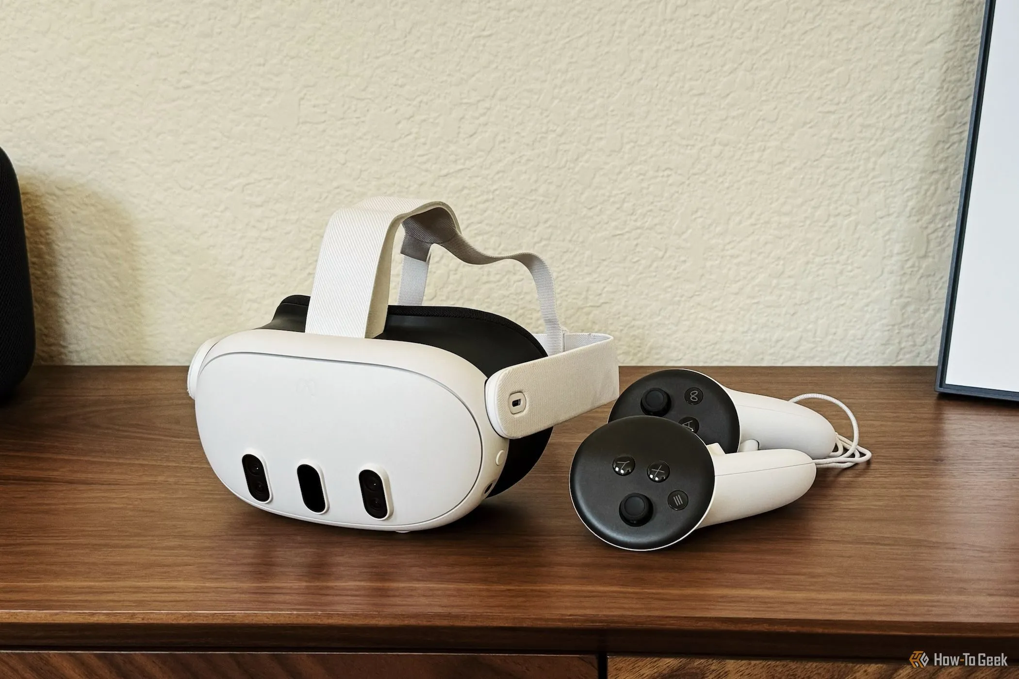 Tai nghe và tay cầm Meta Quest 3 trên bàn, sẵn sàng cho trải nghiệm VR