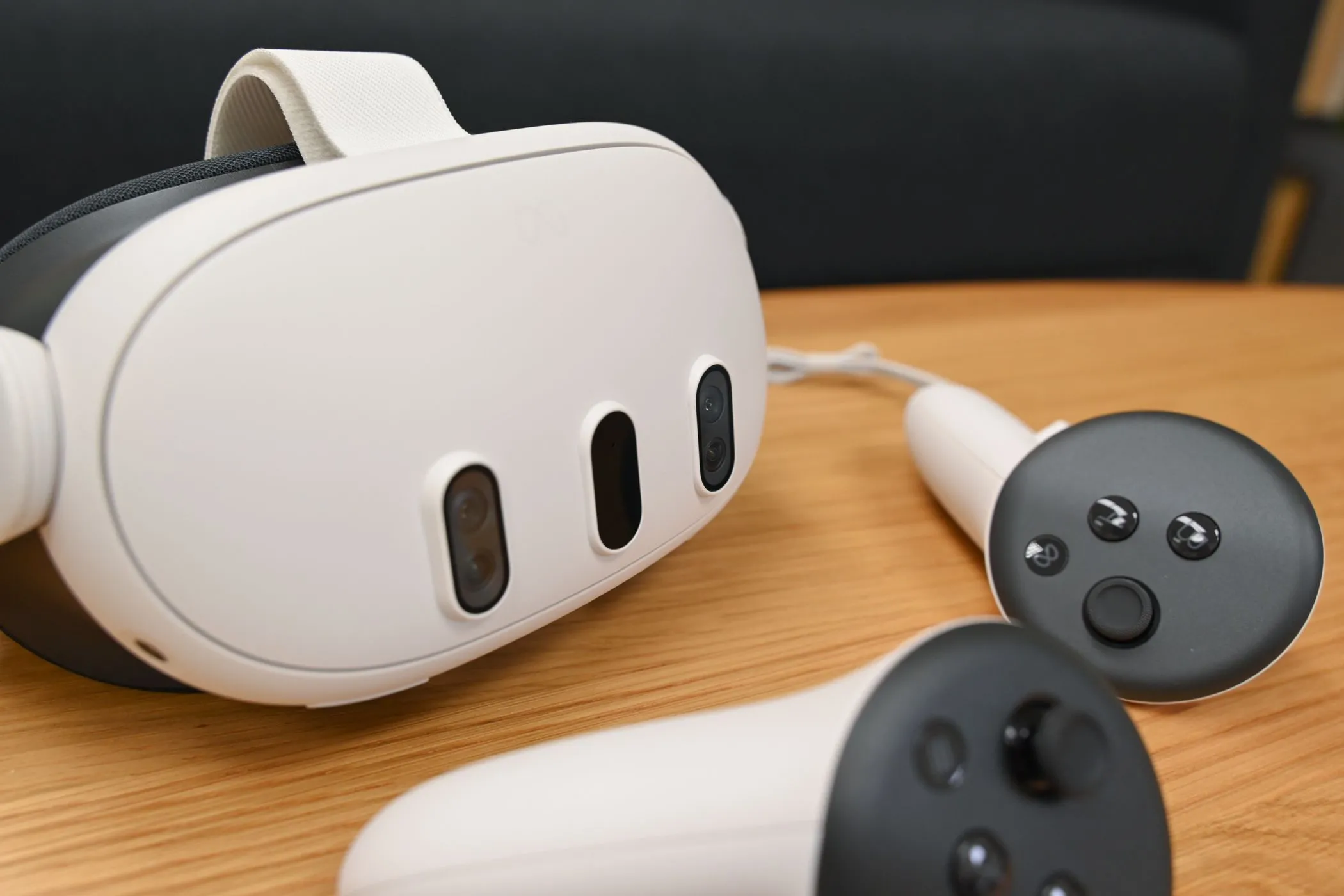 Tai nghe VR Meta Quest 3 và bộ điều khiển cảm ứng, biểu tượng cho trải nghiệm thực tế ảo không dây.