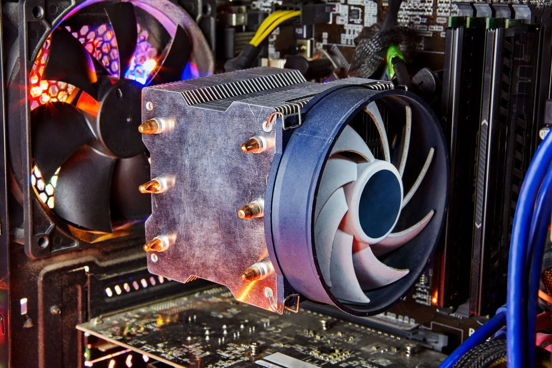 Tản nhiệt khí CPU lớn đã được gắn lên bo mạch chủ, minh họa tiềm năng vướng RAM