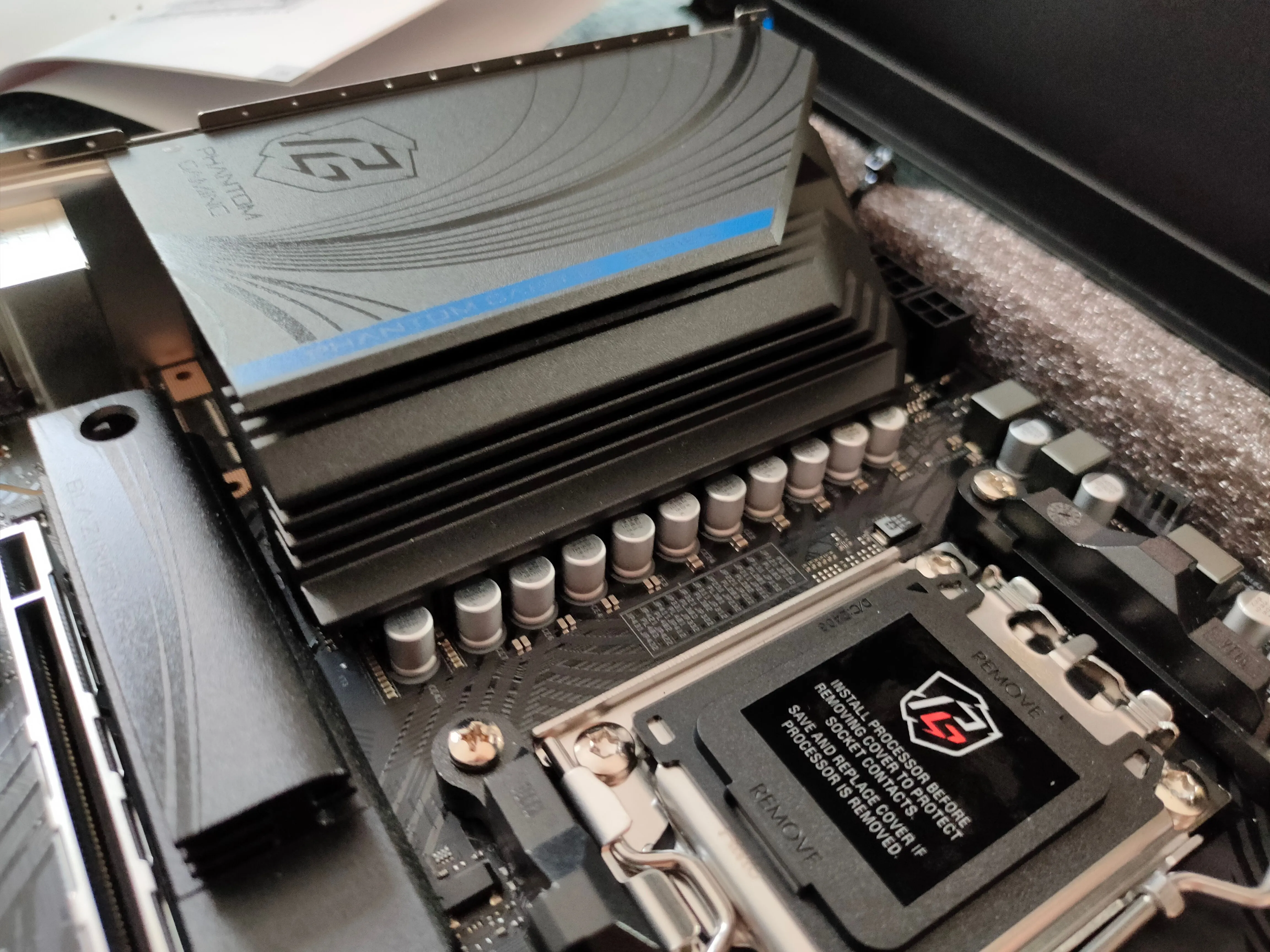 Tản nhiệt lớn che phủ khu vực VRM trên bo mạch chủ ASRock B650M PG Riptide, đảm bảo cấp nguồn ổn định