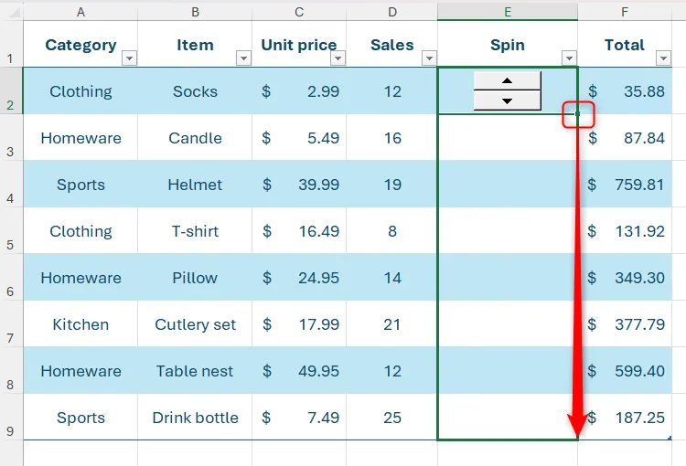 Tay cầm AutoFill của một ô chứa nút xoay trong Excel được chọn và kéo xuống hàng cuối cùng của bảng đã định dạng.
