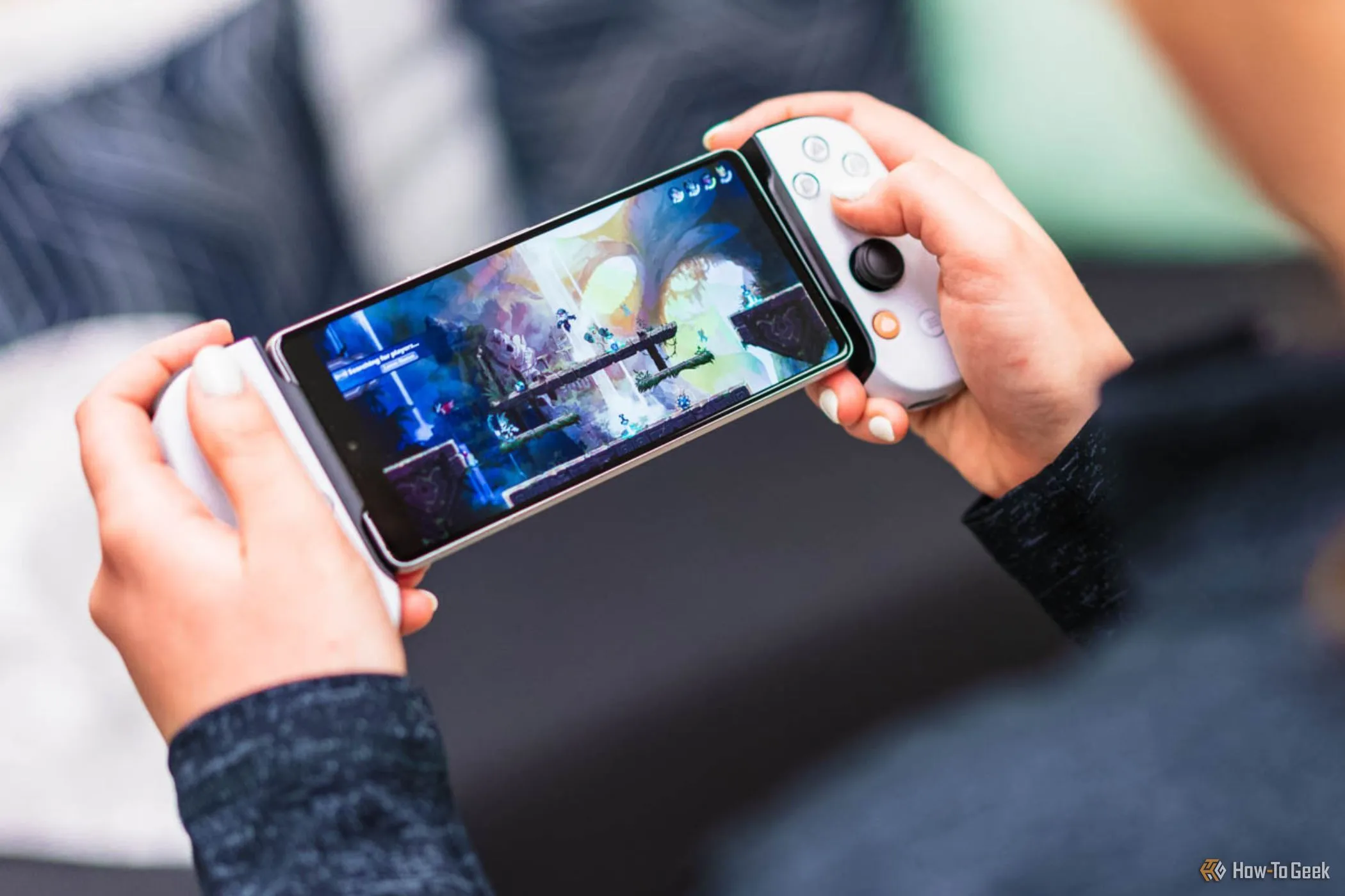 Tay cầm chơi game Backbone One gắn liền với điện thoại Android, biến smartphone thành thiết bị console cầm tay.