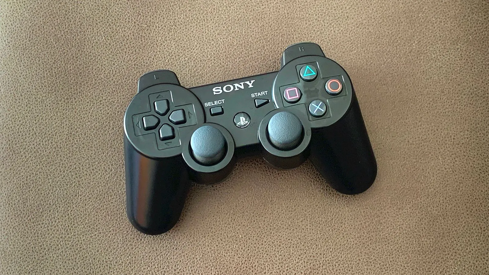 Tay cầm DualShock 3 của PlayStation 3, biểu tượng cho những tựa game kinh điển cần giả lập native trên PS5.