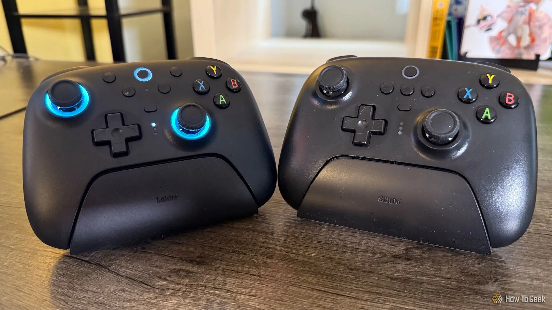 Tay cầm không dây 8BitDo Ultimate 2 bên cạnh tay cầm 8BitDo Ultimate 2.4 GHz