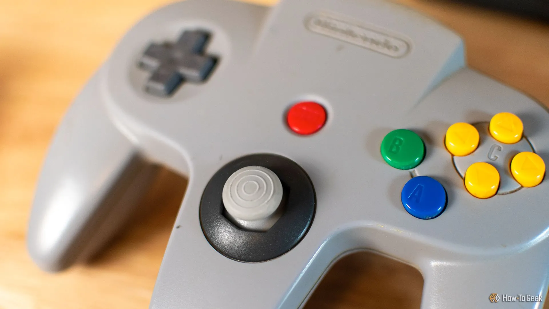 Tay cầm N64 với joystick thay thế mới.