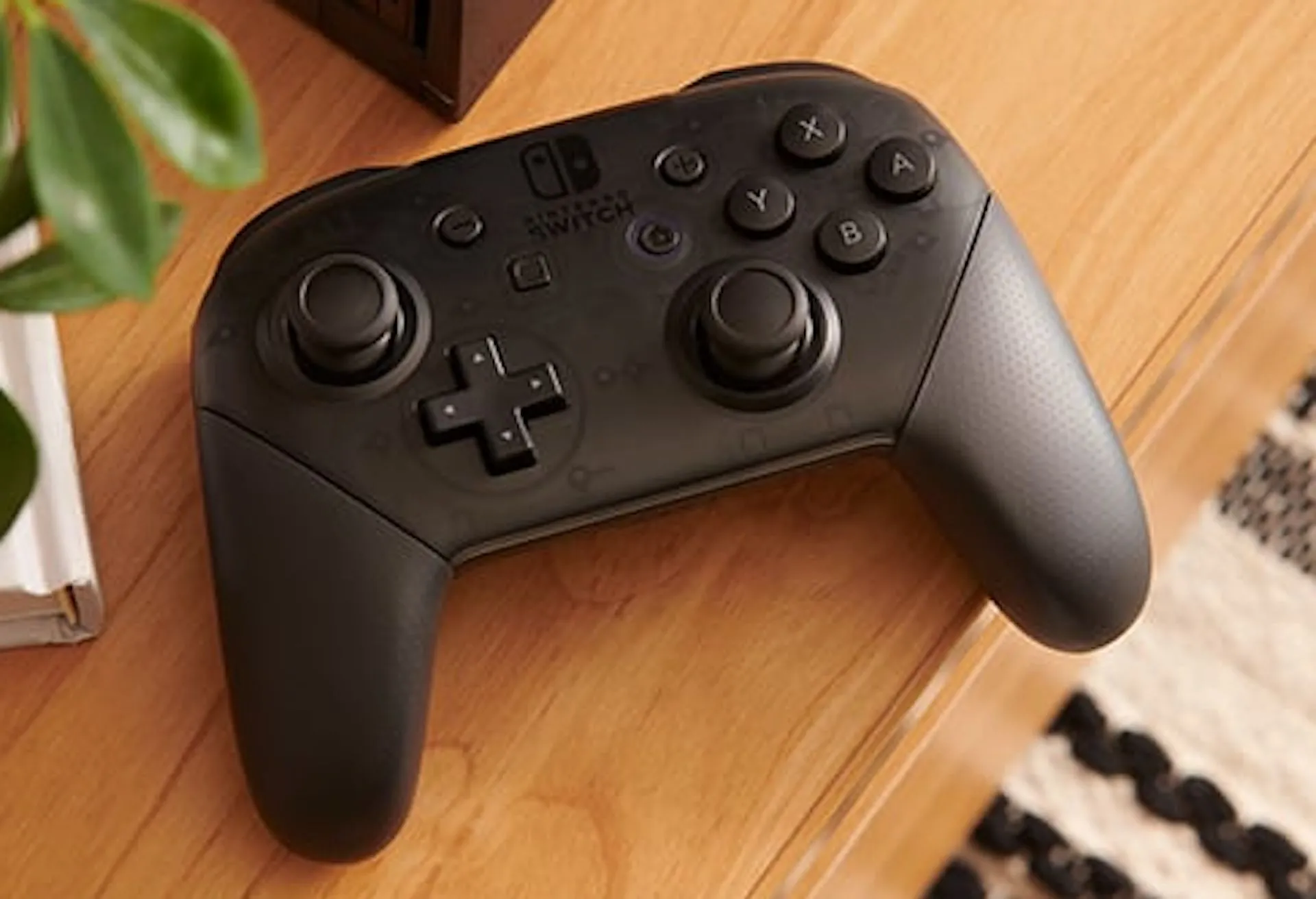 Tay cầm Nintendo Switch Pro Controller đặt trên bàn gỗ
