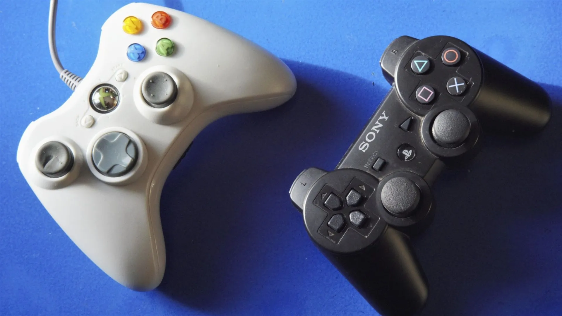 Tay cầm Xbox 360 và PlayStation 3 biểu tượng cho sự kết nối giữa các nền tảng game thông qua Cross-Play.
