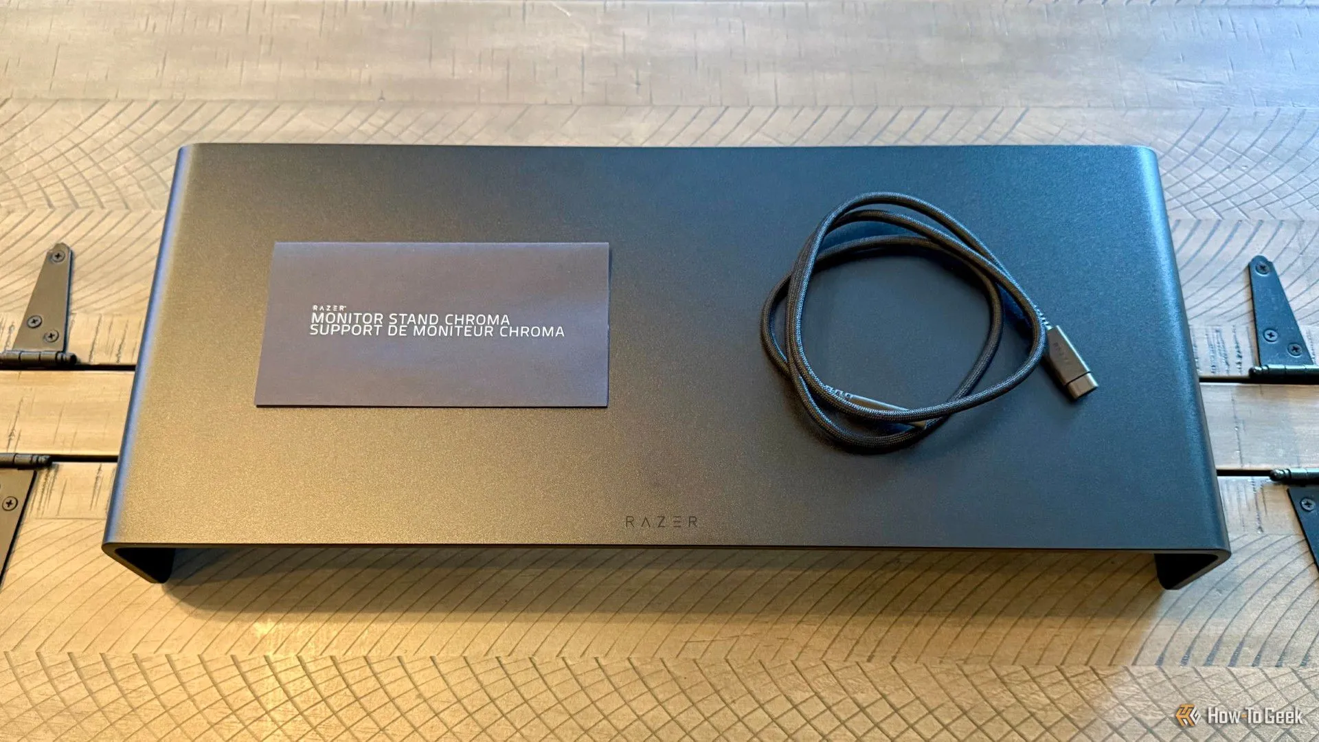 Thành phần bên trong hộp của Razer Monitor Stand Chroma