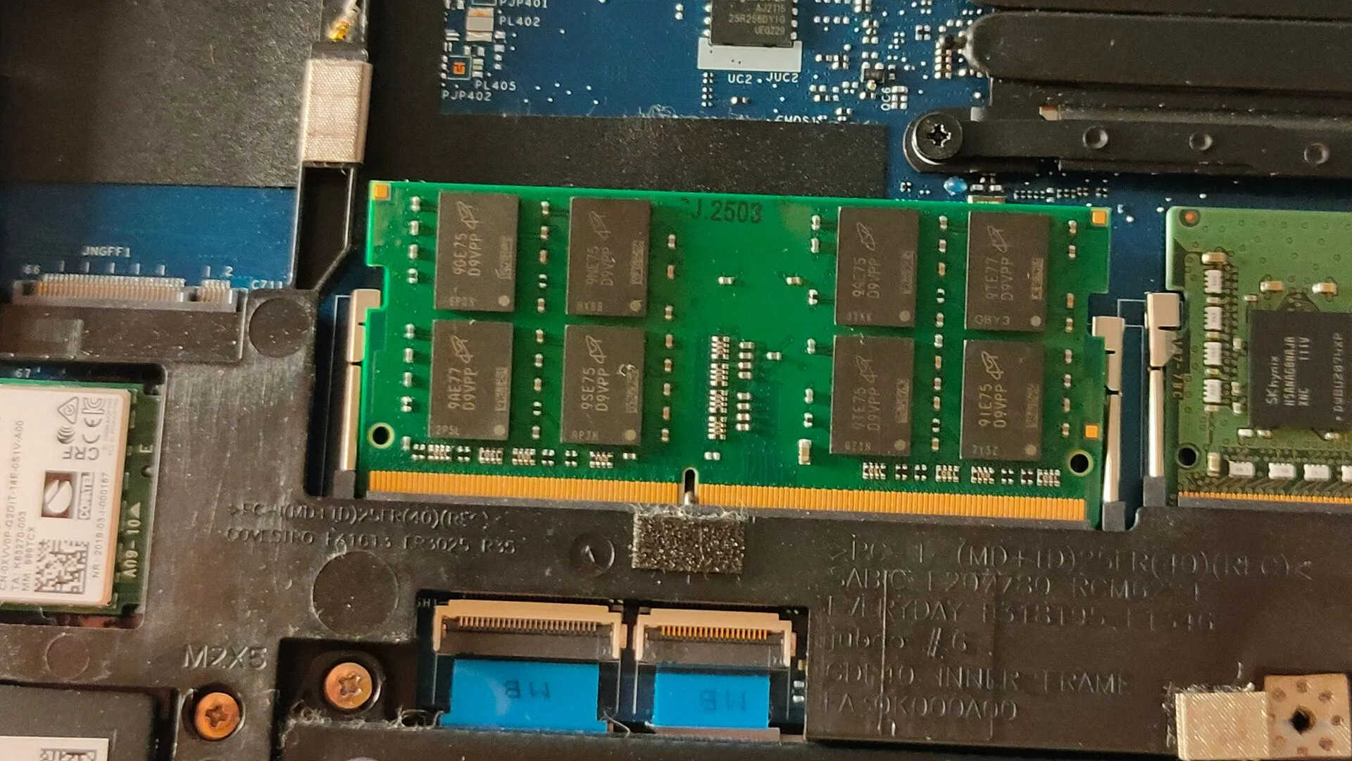 Thanh RAM DDR4 được gắn vào khe cắm trên bo mạch chủ của laptop, cho thấy khả năng nâng cấp.