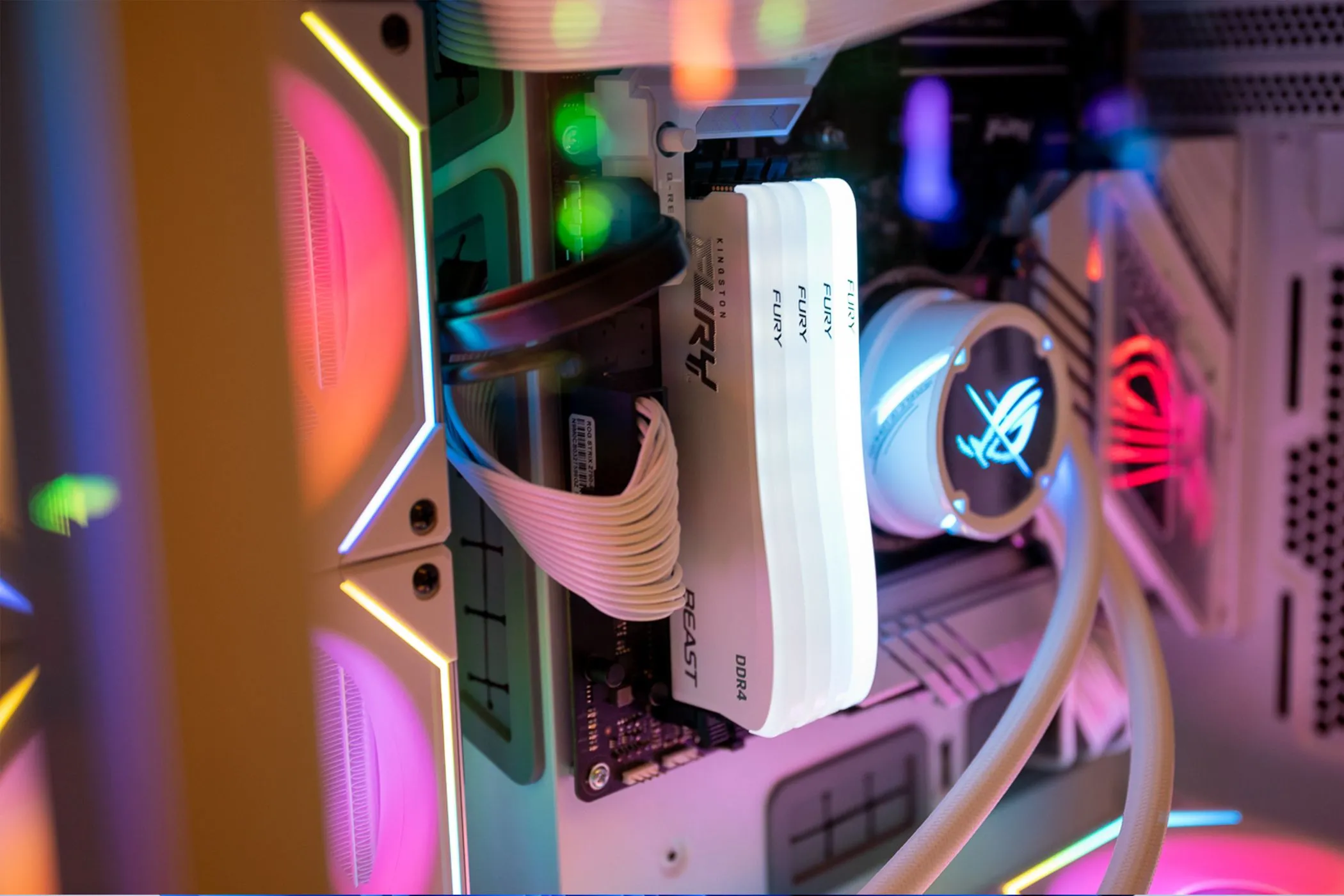 Thanh RAM DDR5 RGB sáng đèn bên trong một thùng máy tính gaming, nhấn mạnh tính thẩm mỹ và hiệu suất.