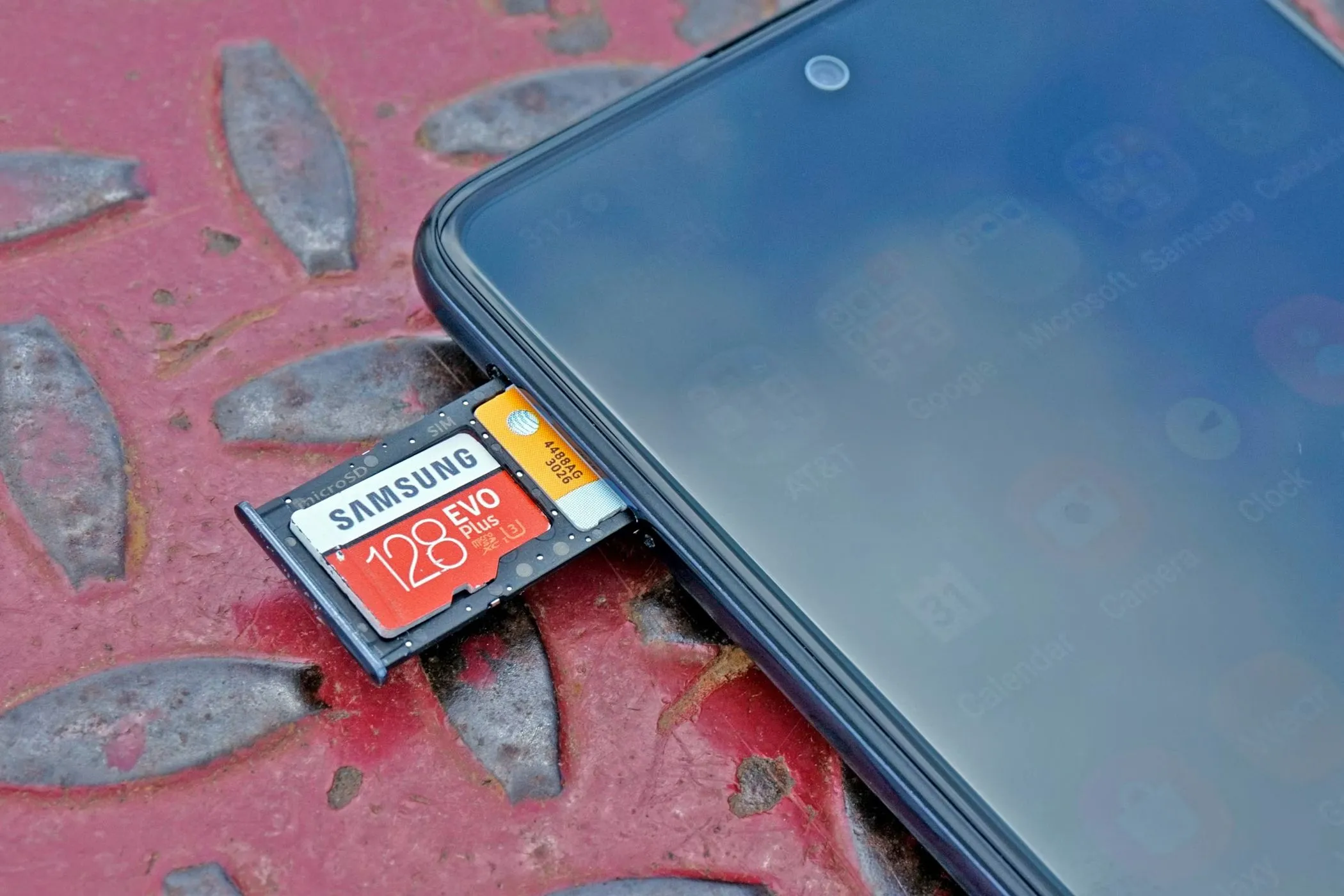 Thẻ nhớ microSD được lắp vào khe cắm trên một chiếc điện thoại, biểu tượng của khả năng mở rộng bộ nhớ lưu trữ linh hoạt.