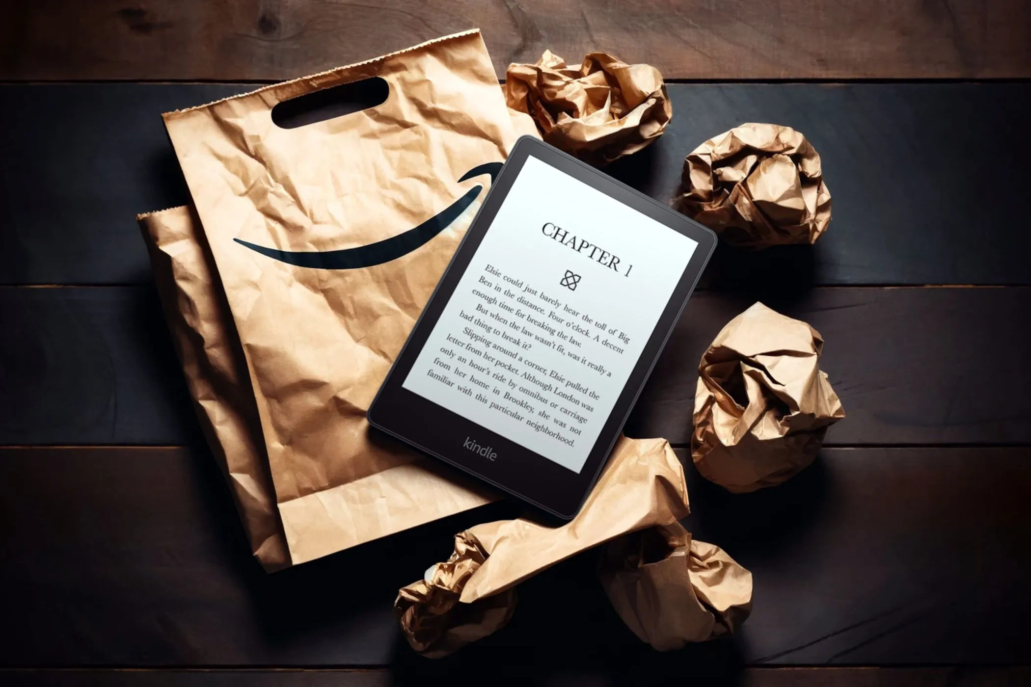 Thiết bị đọc sách Kindle Paperwhite và túi mua sắm Amazon