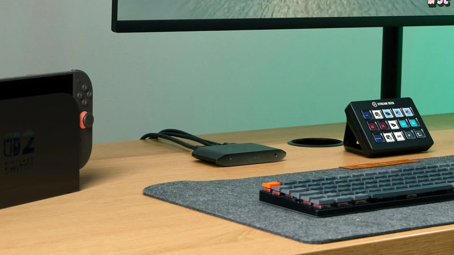Thiết bị thu hình Elgato Game Capture 4K S đặt trên bàn làm việc cạnh bàn phím