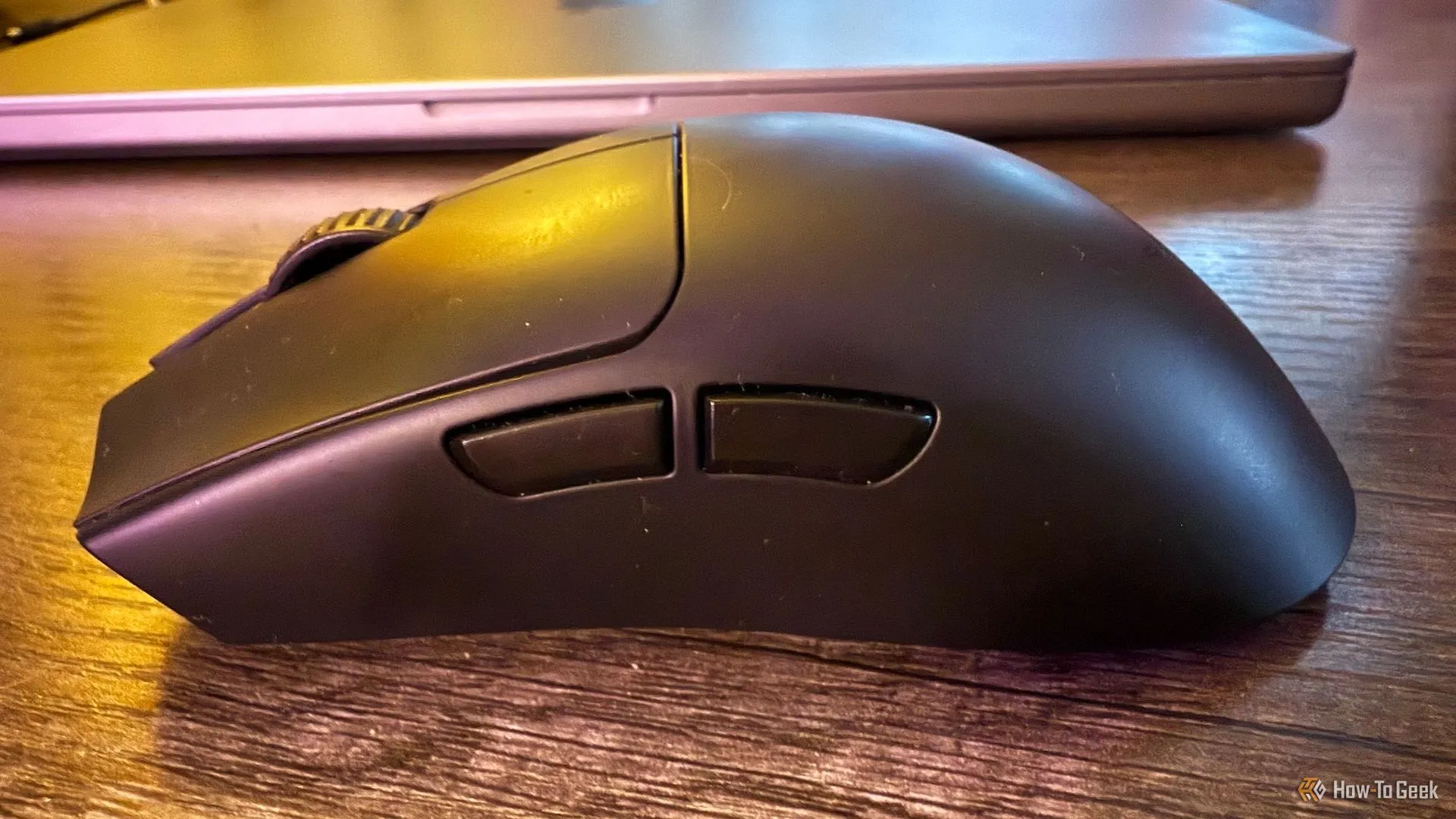 Thiết kế cạnh bên của chuột gaming Razer Viper V3 Pro trên mặt bàn