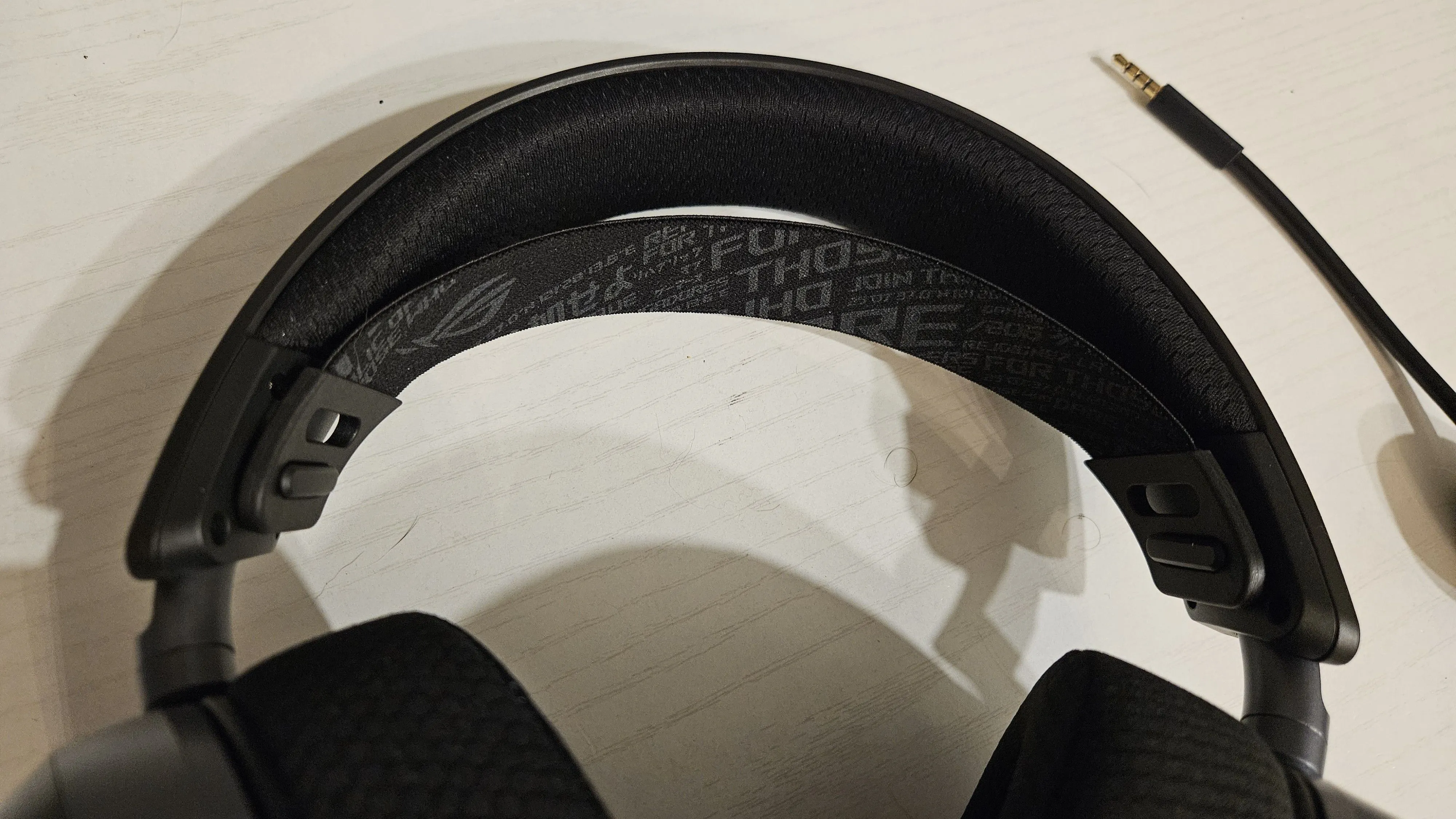 Thiết kế headband co giãn có thể điều chỉnh của tai nghe gaming ASUS ROG Pelta