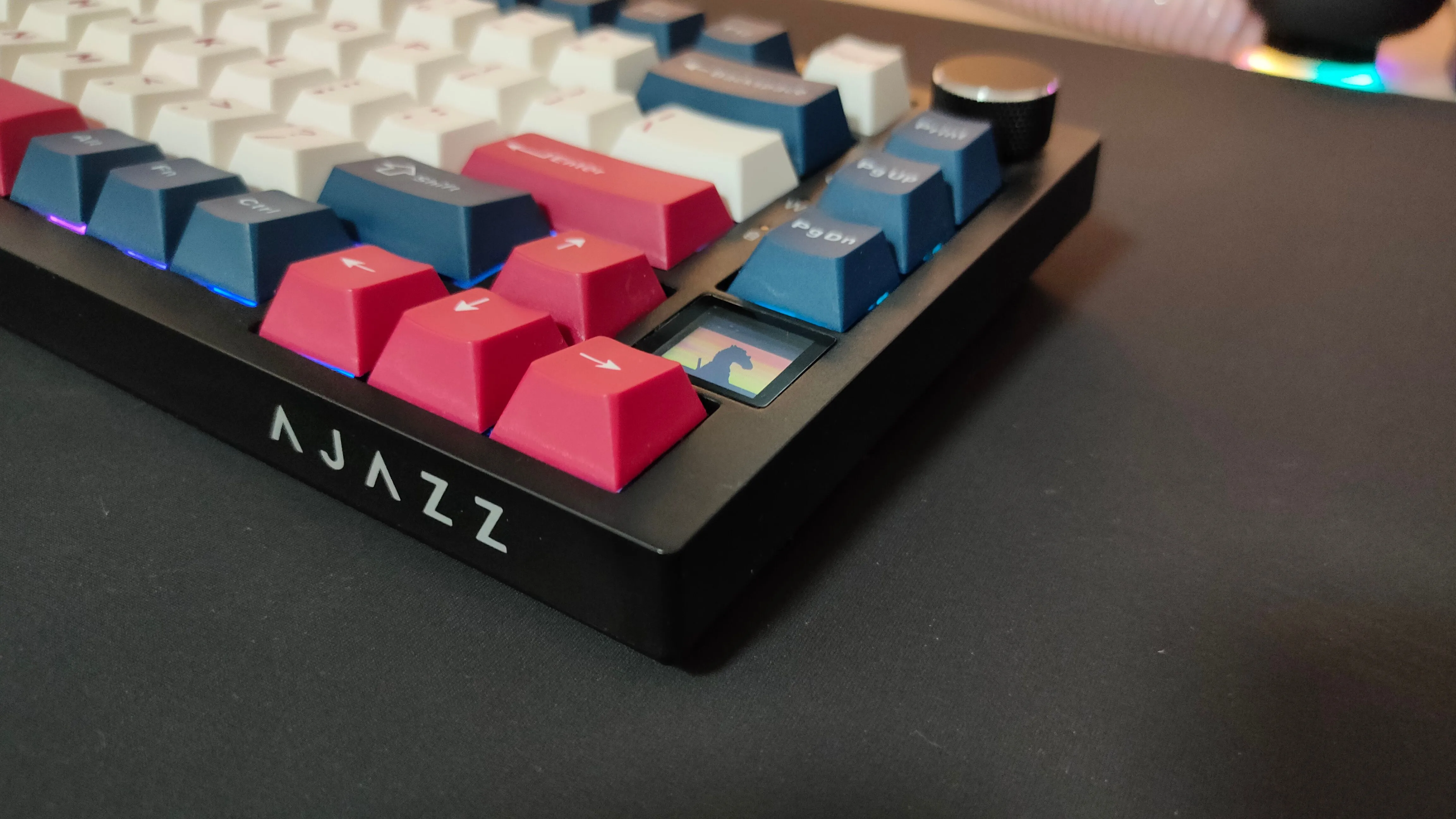 Thiết kế tổng quan của bàn phím cơ Ajazz AK820 Pro màu xám với các phím nhấn màu vàng