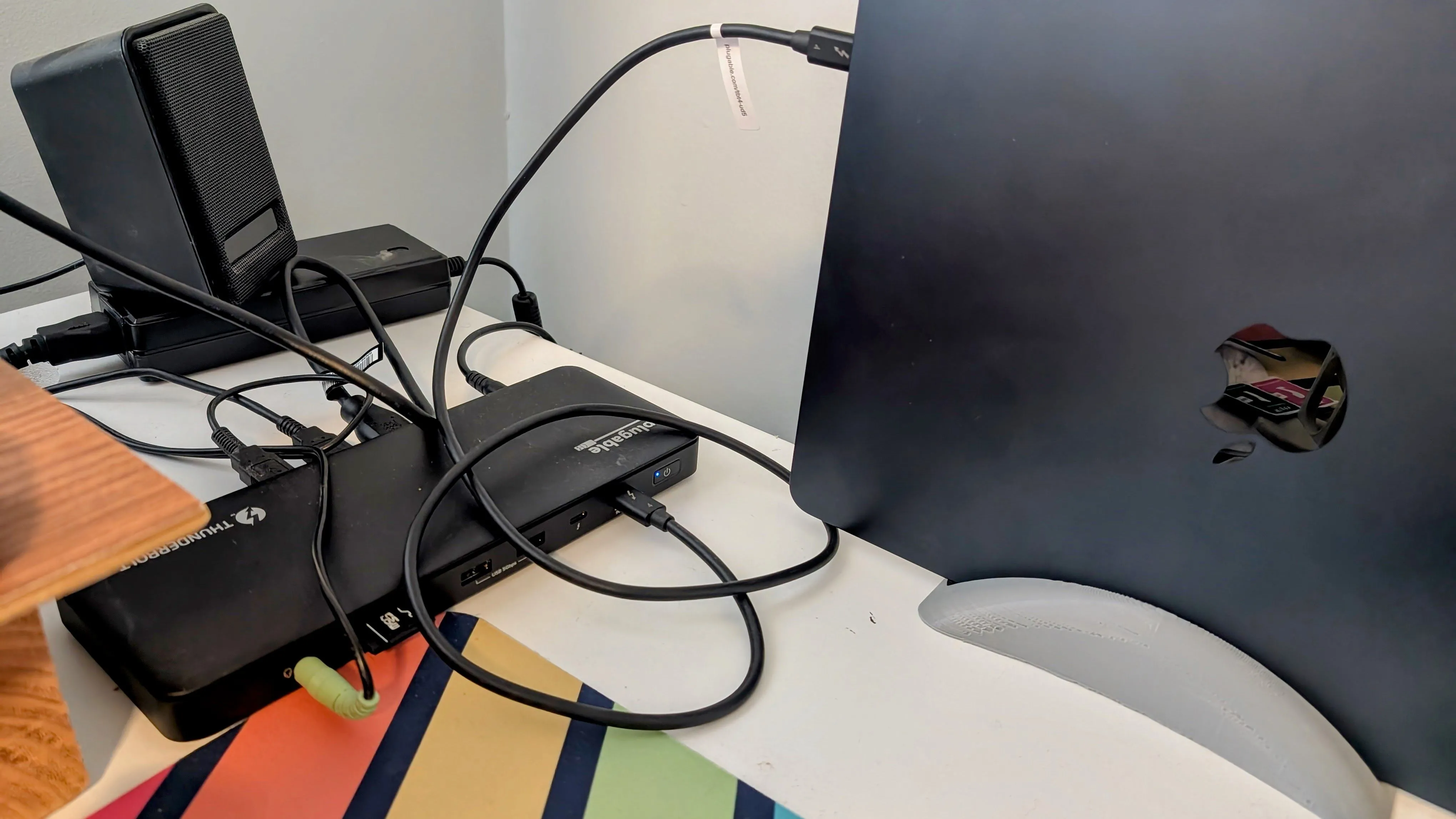 Thiết lập không gian làm việc gọn gàng với MacBook Air và dock Plugable