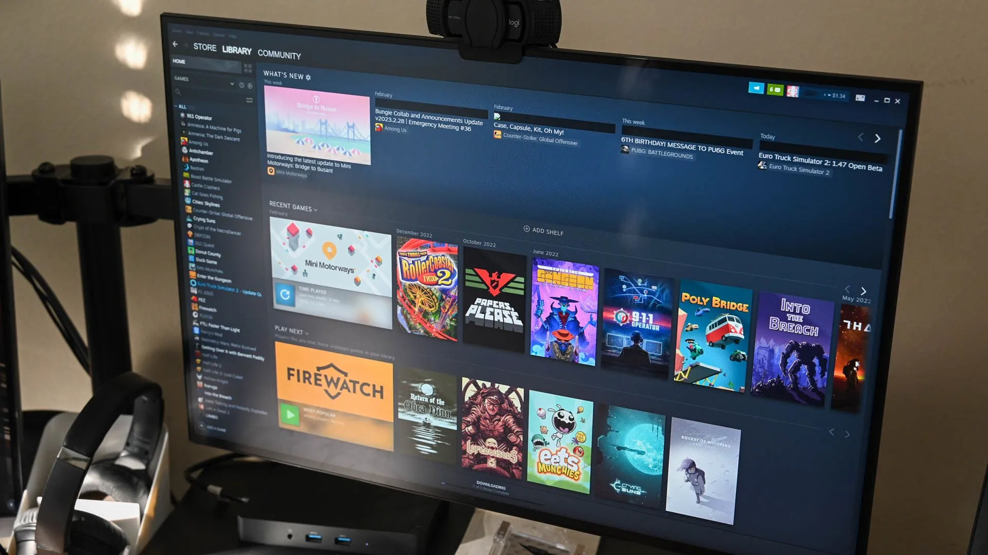 Thư viện game Steam trên màn hình máy tính, chứa hàng ngàn tựa game cũ giá rẻ