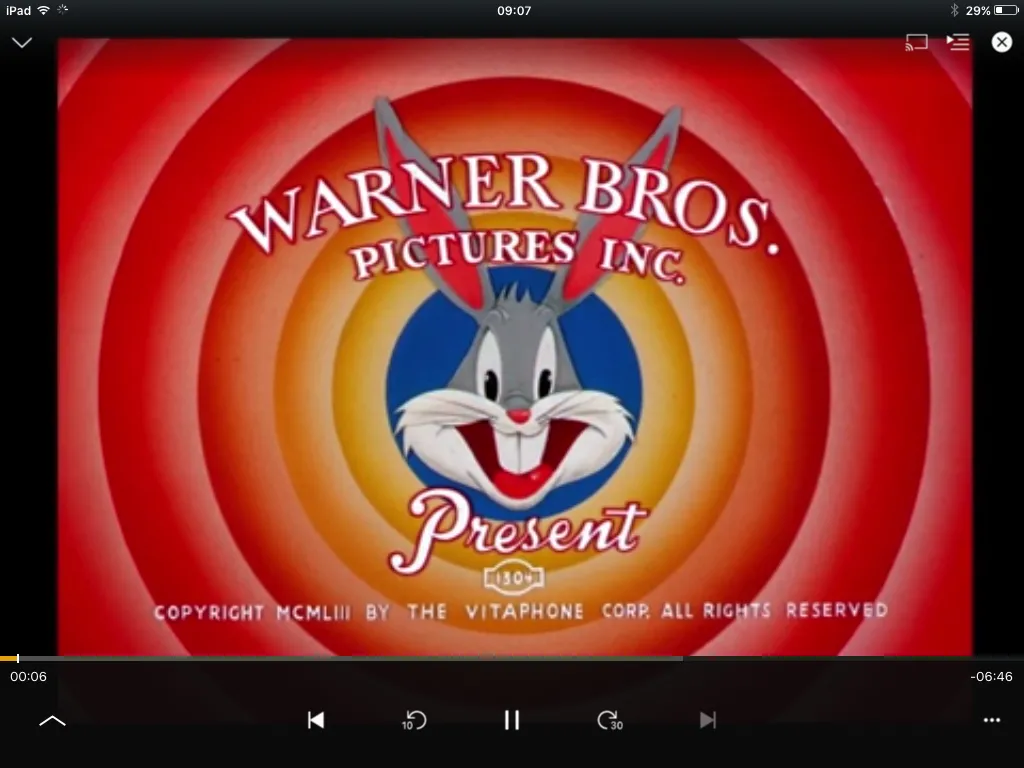 Tiêu đề mở đầu của một bộ phim hoạt hình Bugs Bunny của Warner Bros. đang phát trong ứng dụng Plex trên iPad 2
