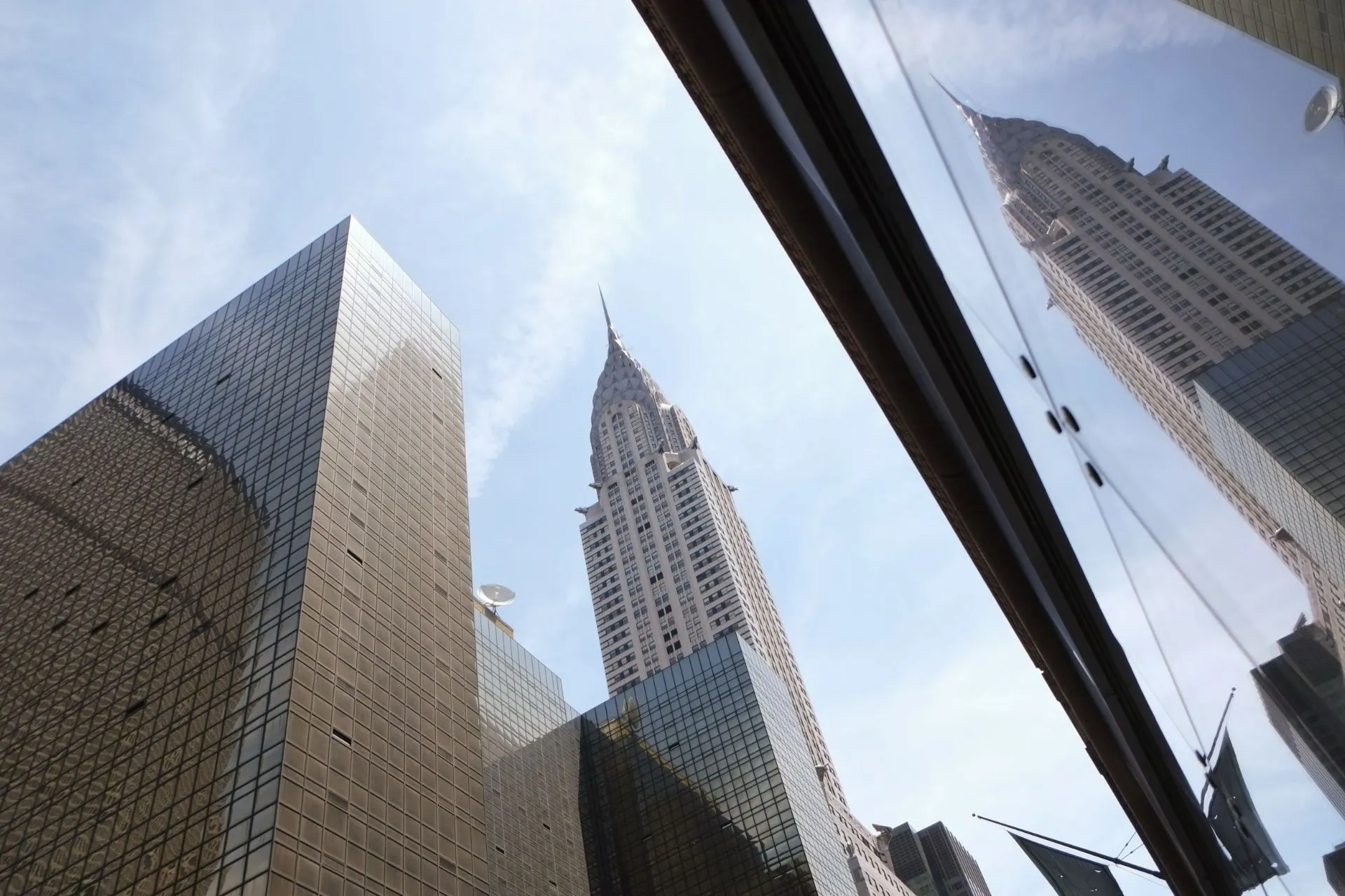 Tòa nhà New York được chụp với góc nghiêng mạnh tạo cảm giác năng động
